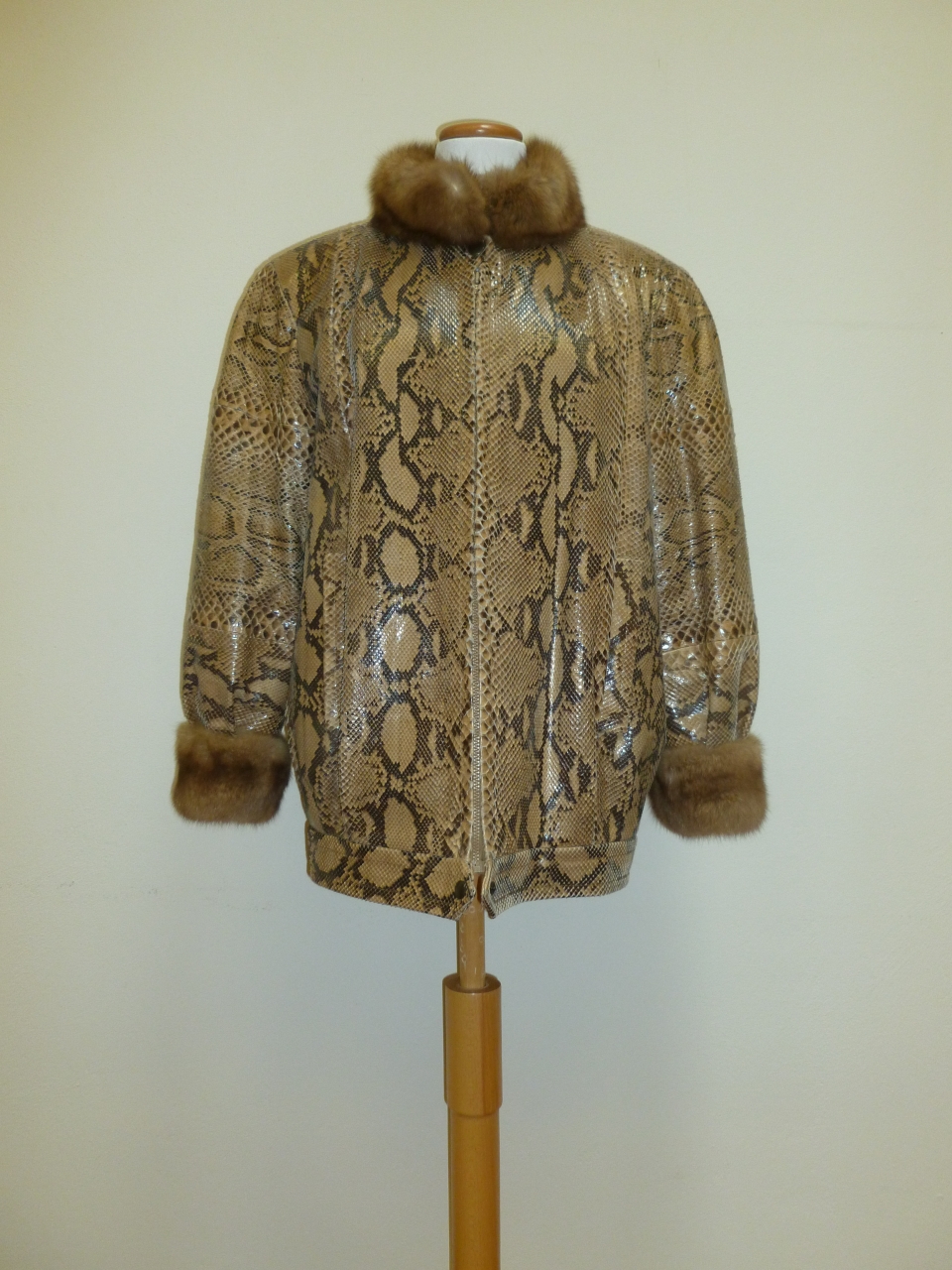 giacchetto femminile di Ferrè Gianfranco (attribuito) - manifattura francese (ultimo quarto sec. XX)