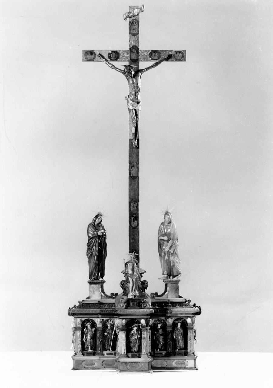 crocifissione di Cristo con la Madonna, San Giovanni Evangelista, Stephaton e Longino (crocifisso) - manifattura di Koenigsberg (inizio sec. XVII)