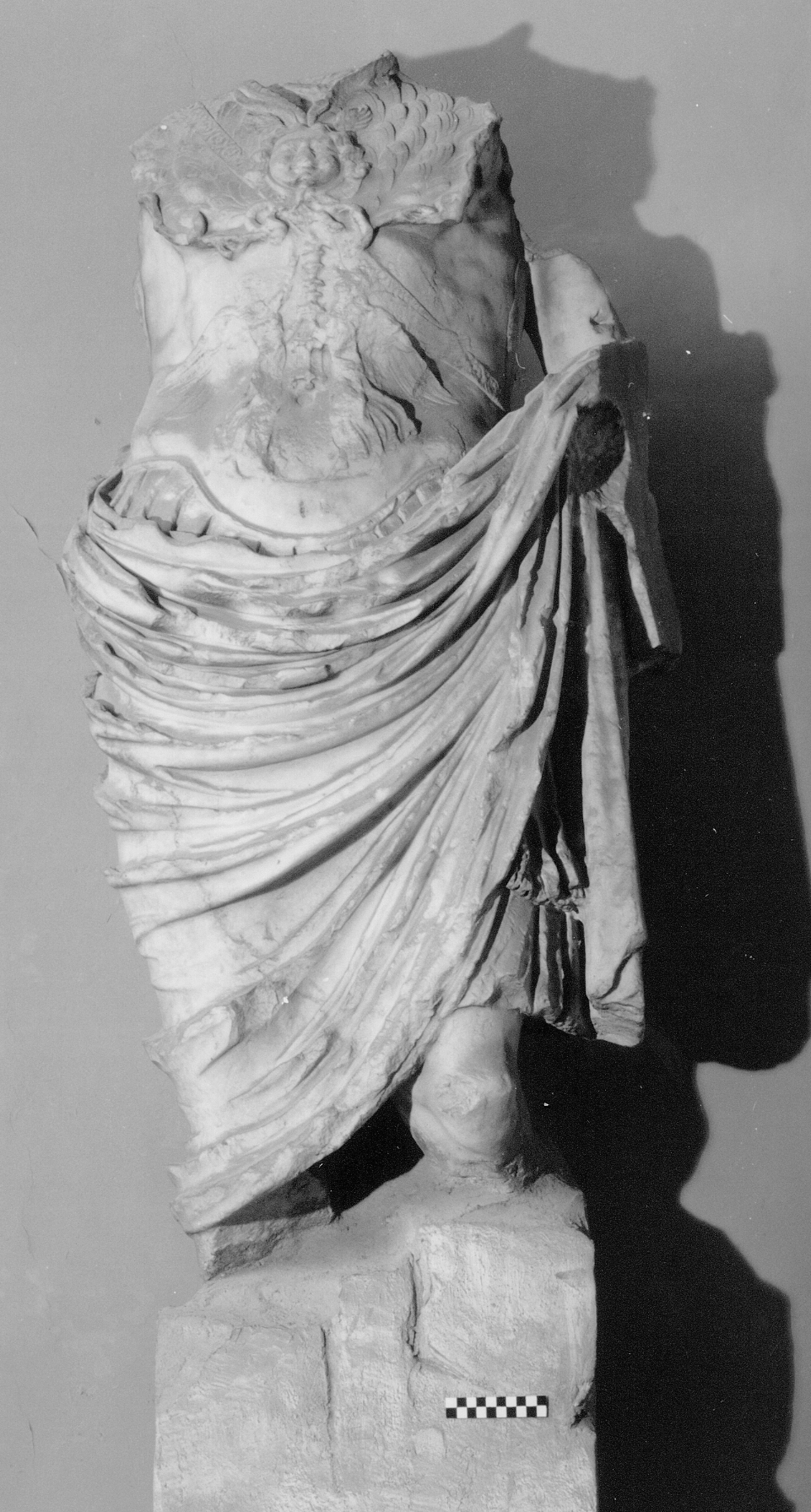 figura maschile loricata (statua acefala) - età giulio-claudia/età flavia (fine/fine secc. I a.C.-I d.C)