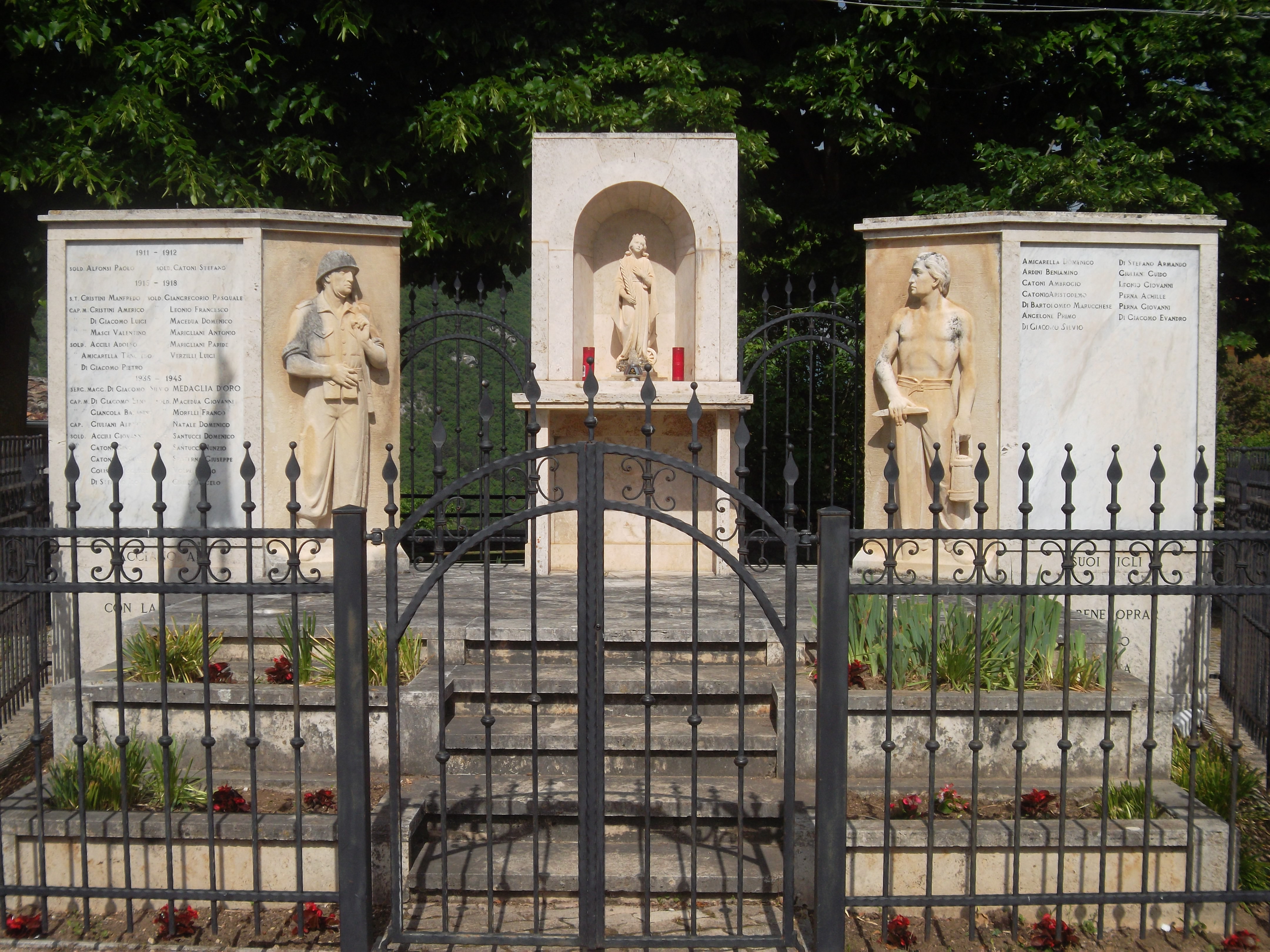 Figura del soldato, Figura del soldato come eroe antico, Immagine della Madonna (monumento ai caduti - ad ara, complesso decorativo) - ambito abruzzese (prima metà secolo XX)