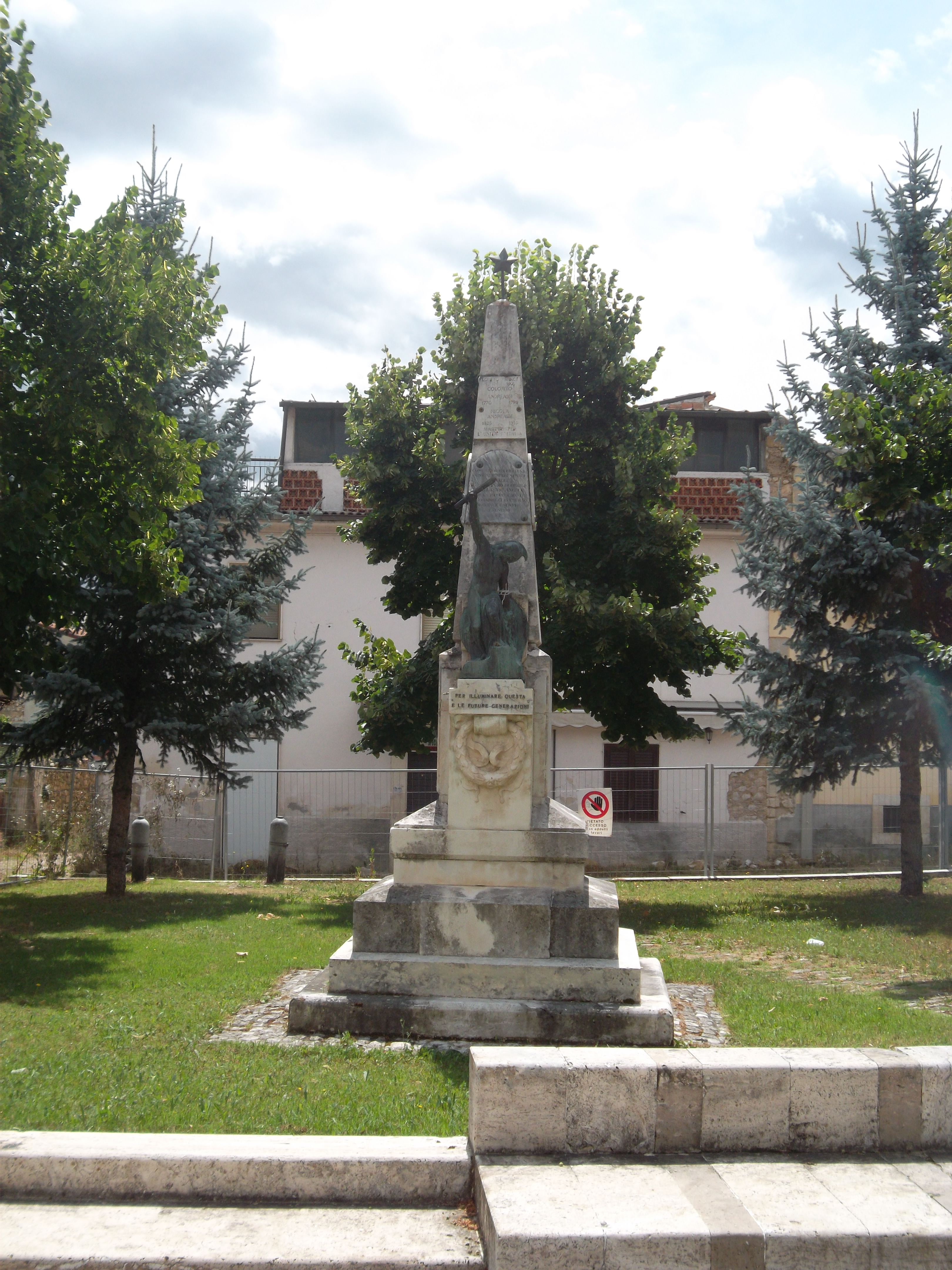 Allegoria del soldato come eroe antico (monumento ai caduti - ad obelisco) di Sabatino Tarquini (attribuito) (prima metà XX)