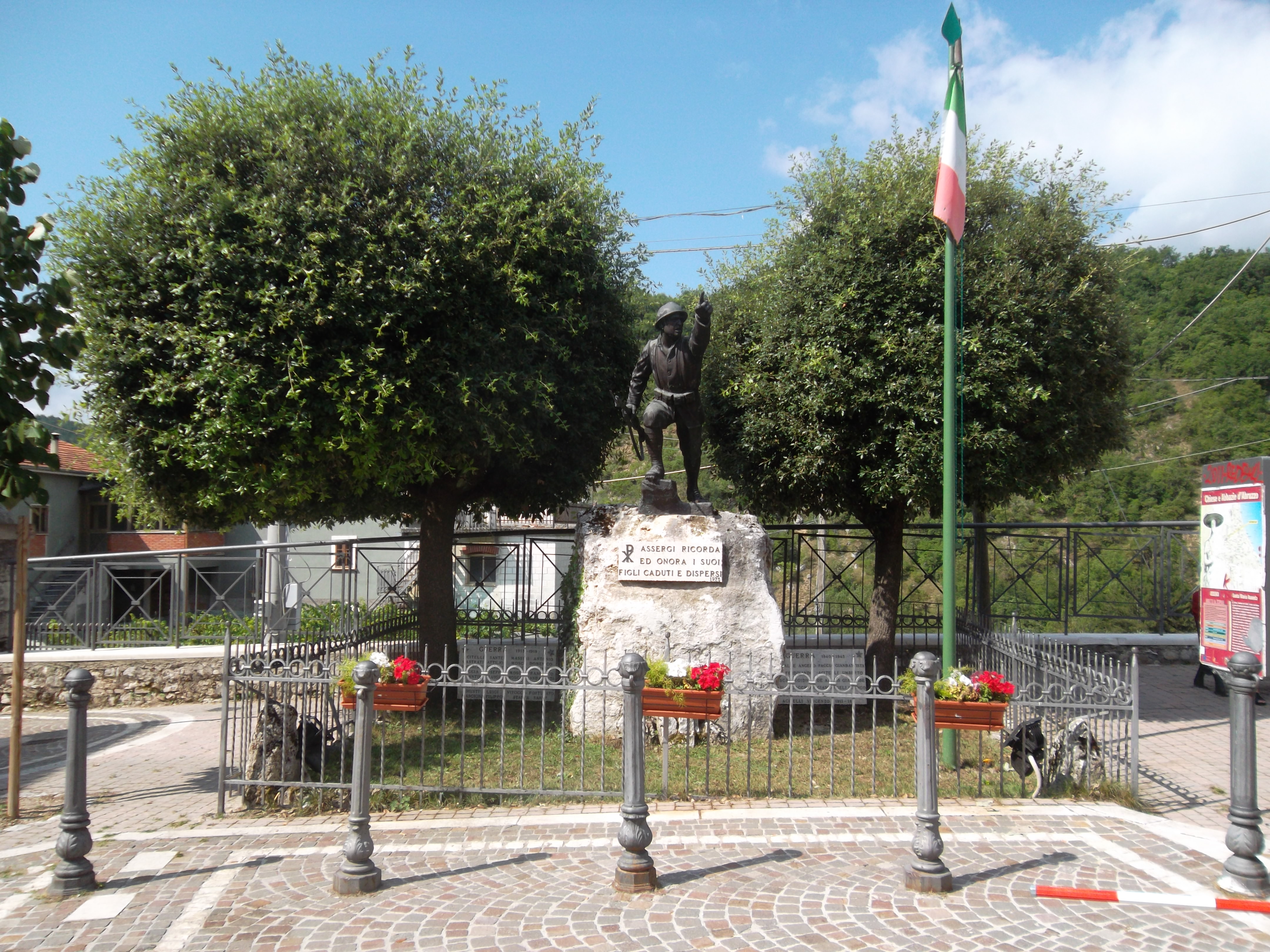 Figura di soldato in combattimento (monumento ai caduti - a cippo) - ambito abruzzese (prima metà XX)