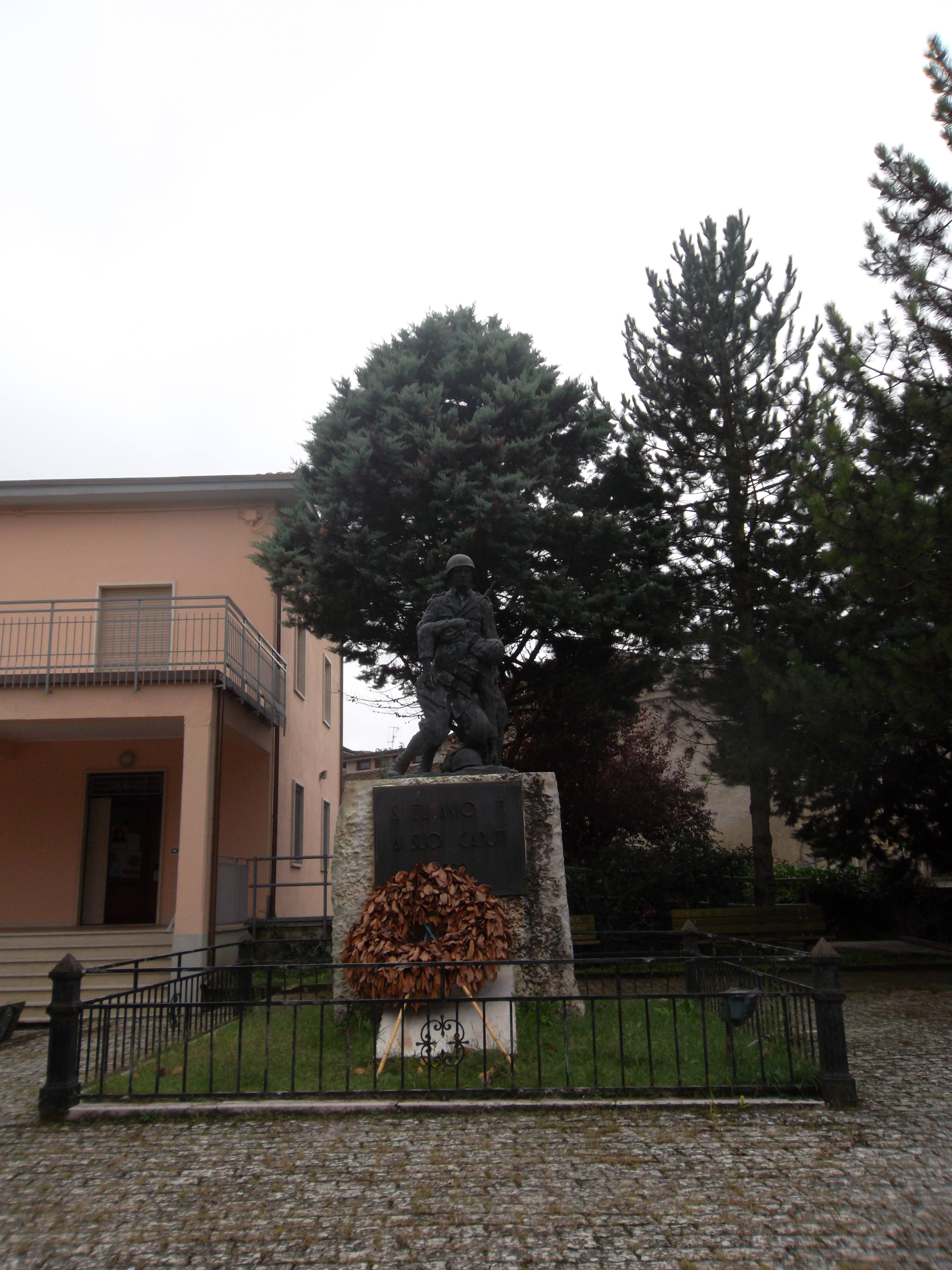 Morte del soldato (monumento ai caduti - a cippo) - ambito abruzzese (ultimo quarto XX)