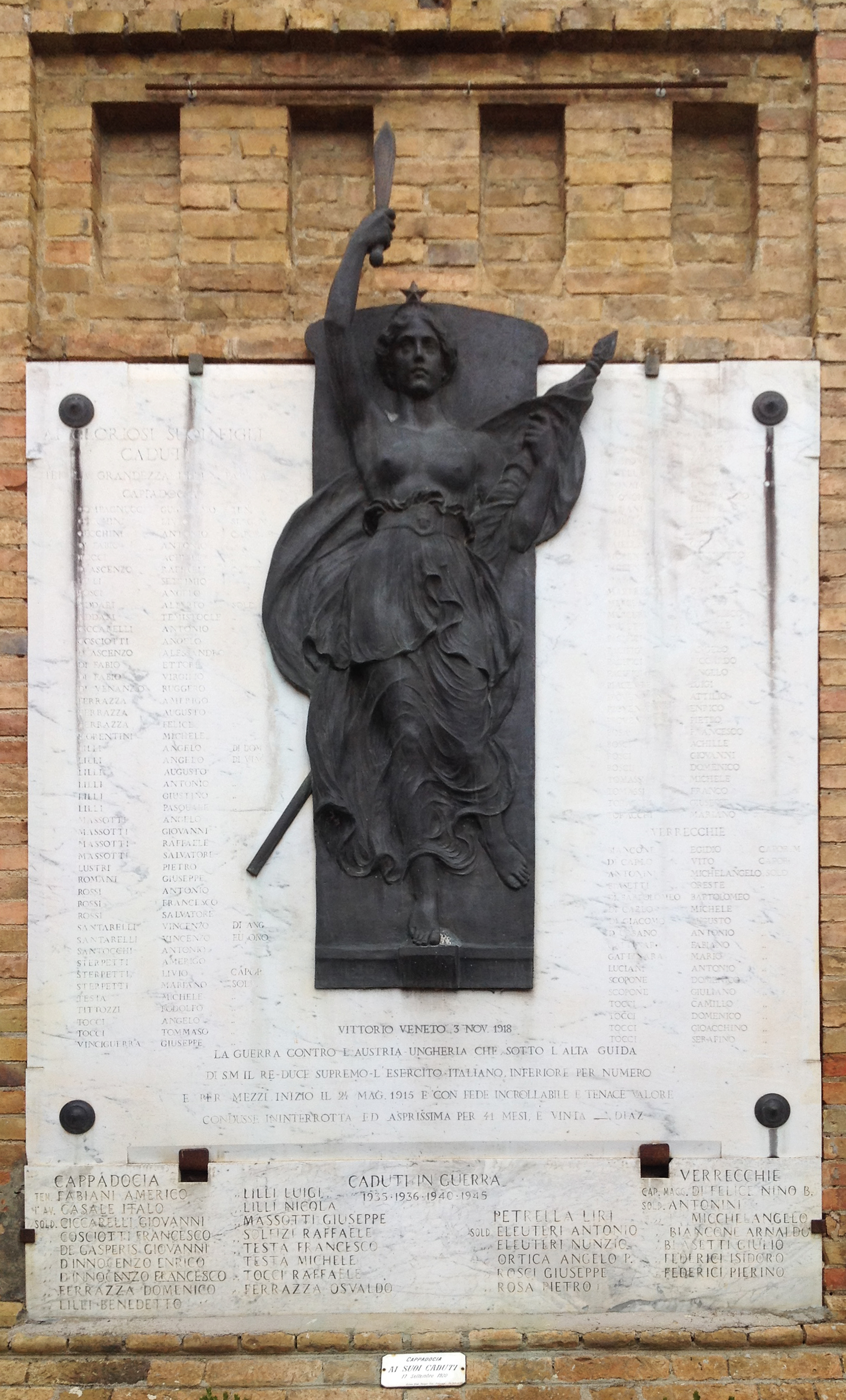 Allegoria della Vittoria (monumento ai caduti - a lapide) di TURILLO SINDOCI (laboratorio) - ambito dell'Italia centrale (secondo quarto XX)