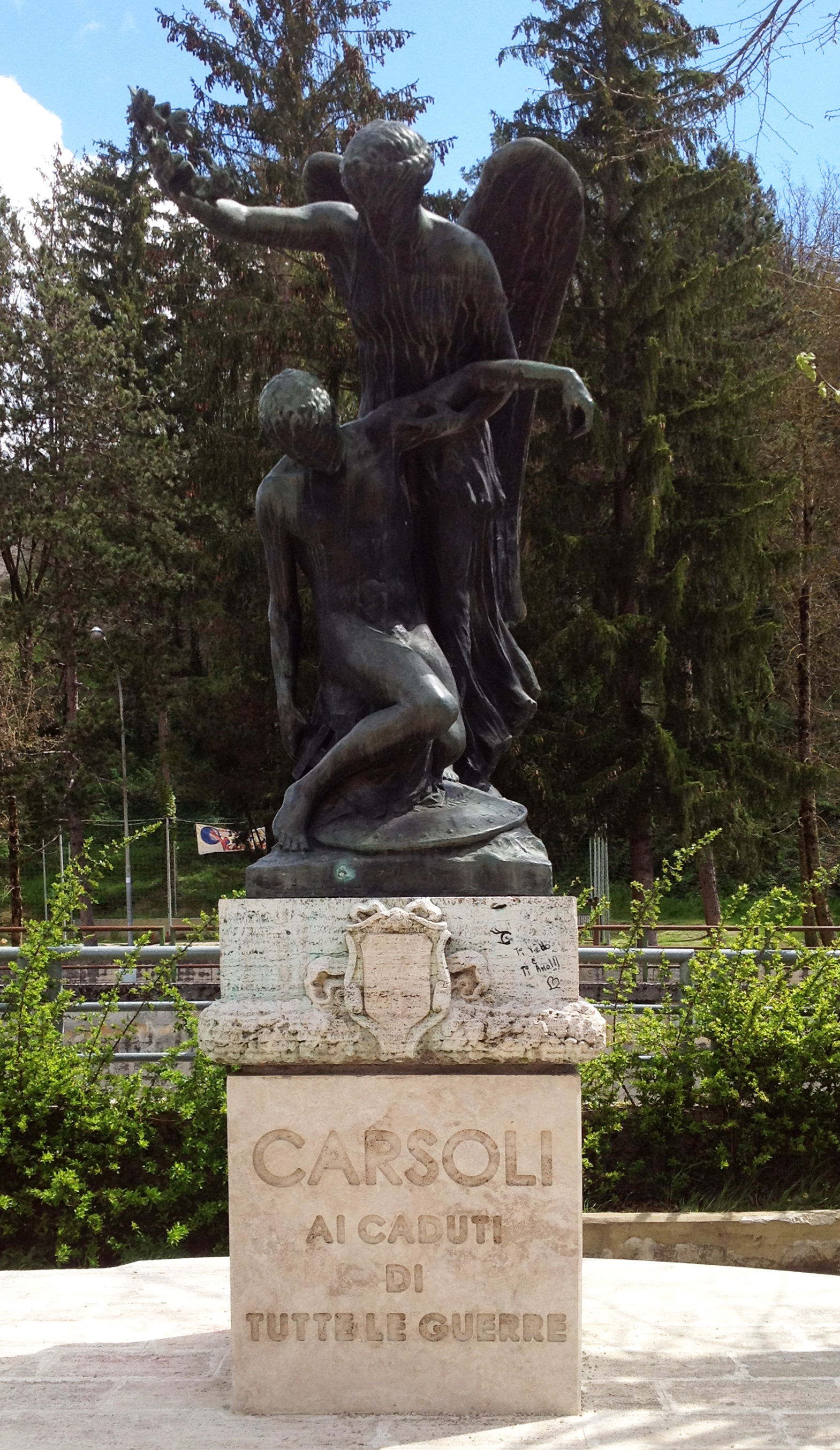 Monumento al Milite Ignoto, Allegoria della Vittoria che incorona un soldato morente (monumento ai caduti - a cippo) di FRANCESCO MARCANGELI - ambito abruzzese (ultimo quarto XX)