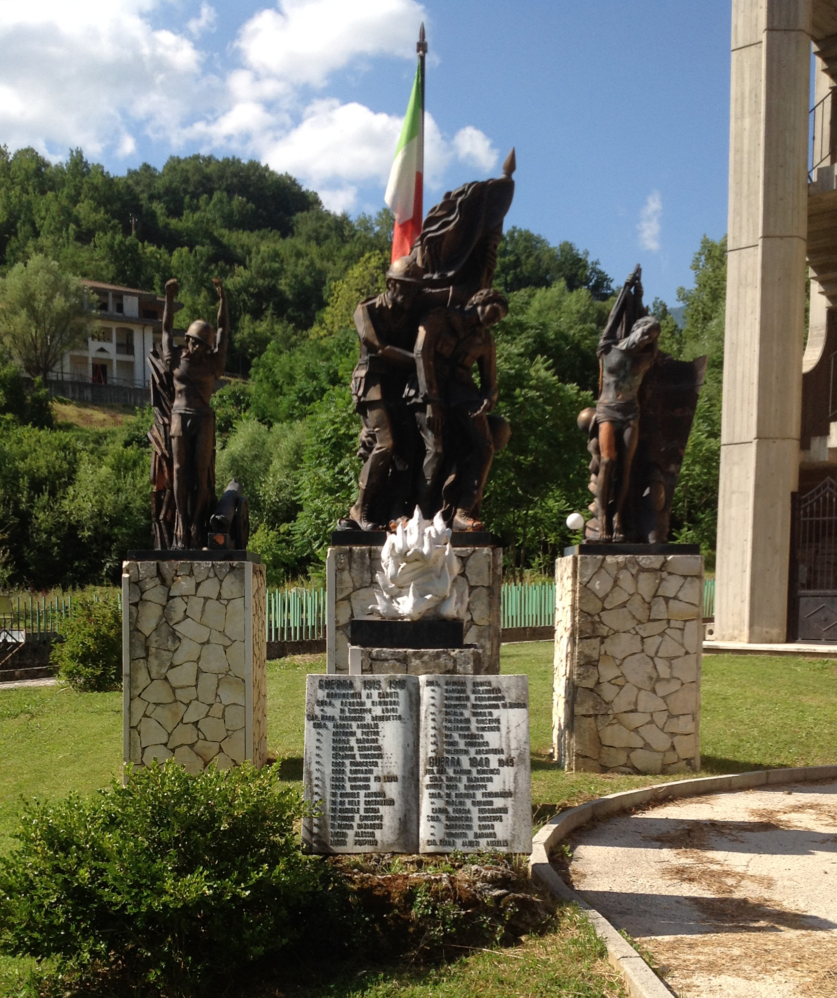 monumento ai caduti, insieme di NINO DI SIMONE (fine XX)