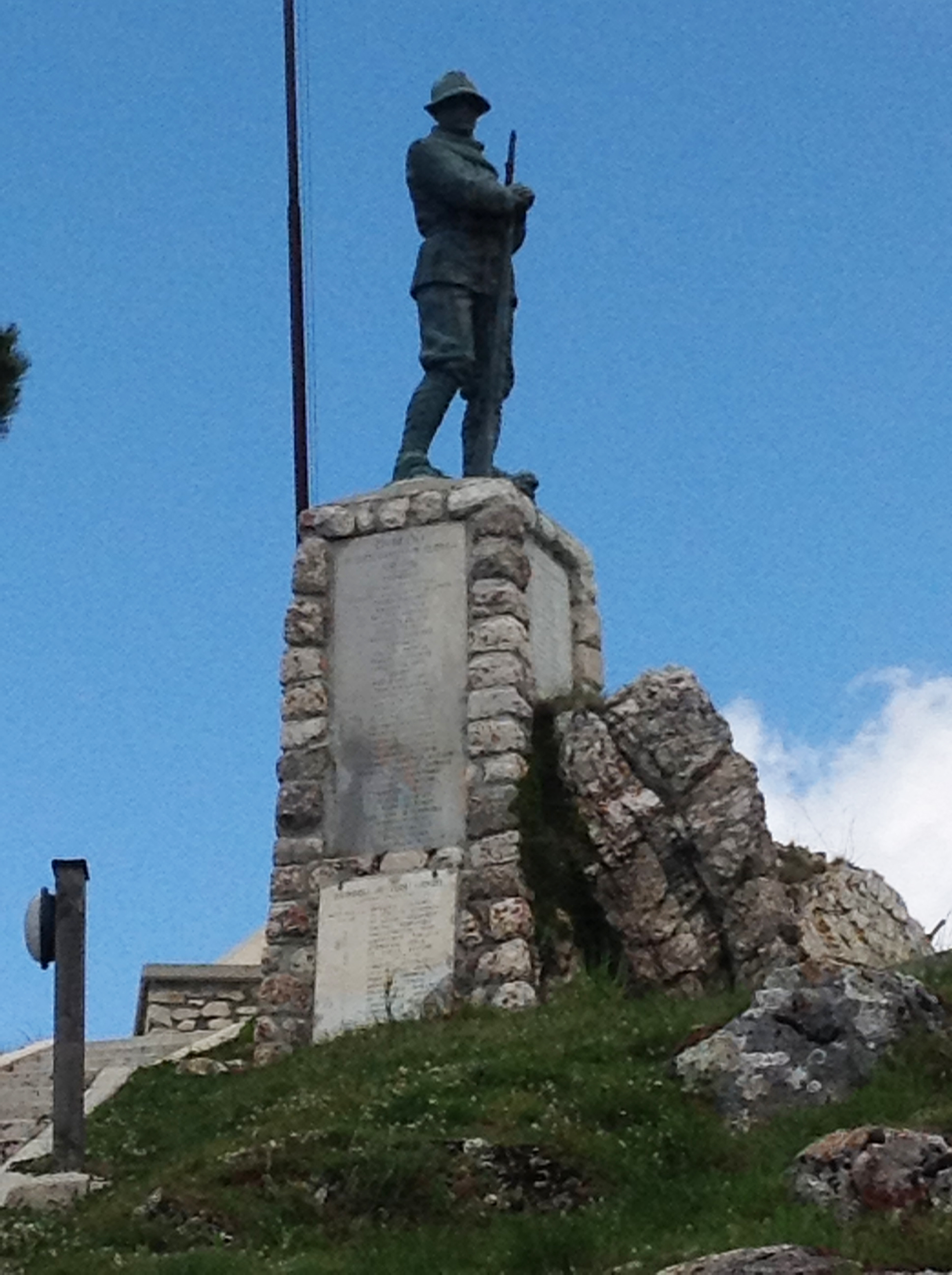 Figura di soldato alpino (monumento ai caduti - a montagna figurata, opera isolata) - ambito abruzzese (seconda metà XX)
