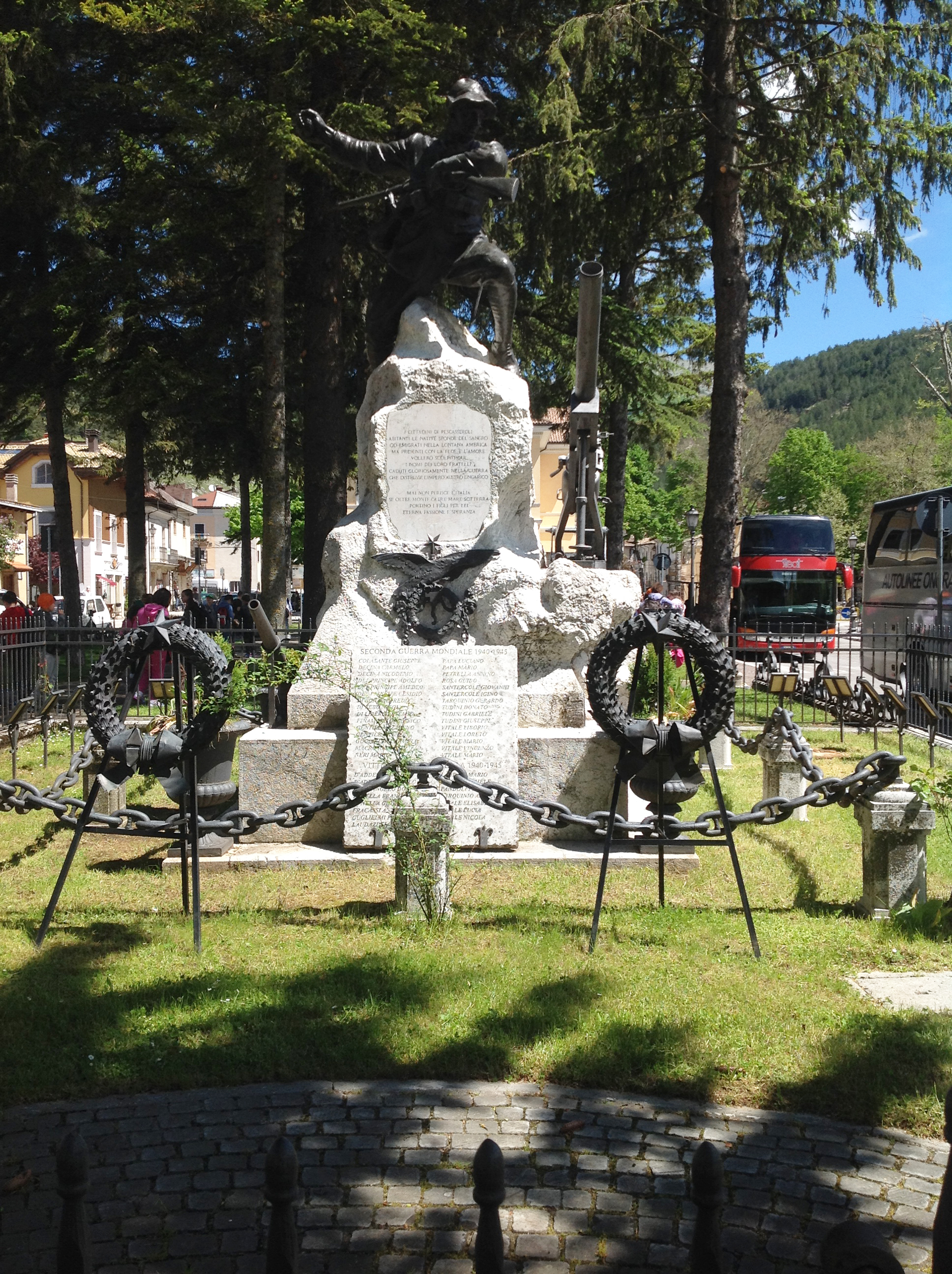 Figura di soldato in combattimento (monumento ai caduti - a montagna figurata) - ambito abruzzese (seconda metà XX)