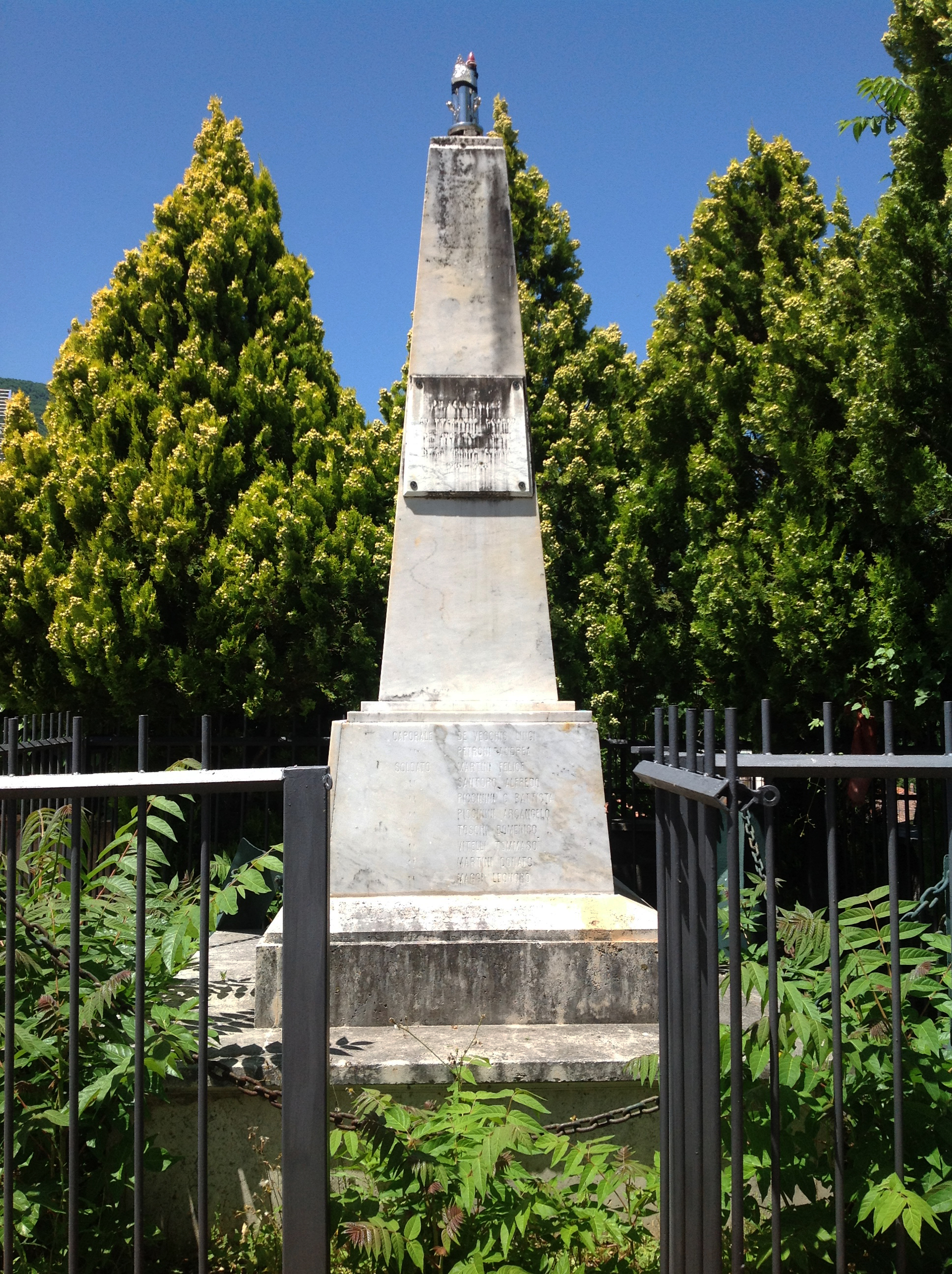 monumento ai caduti - ad obelisco, opera isolata - ambito abruzzese (inizio/ metà XX)