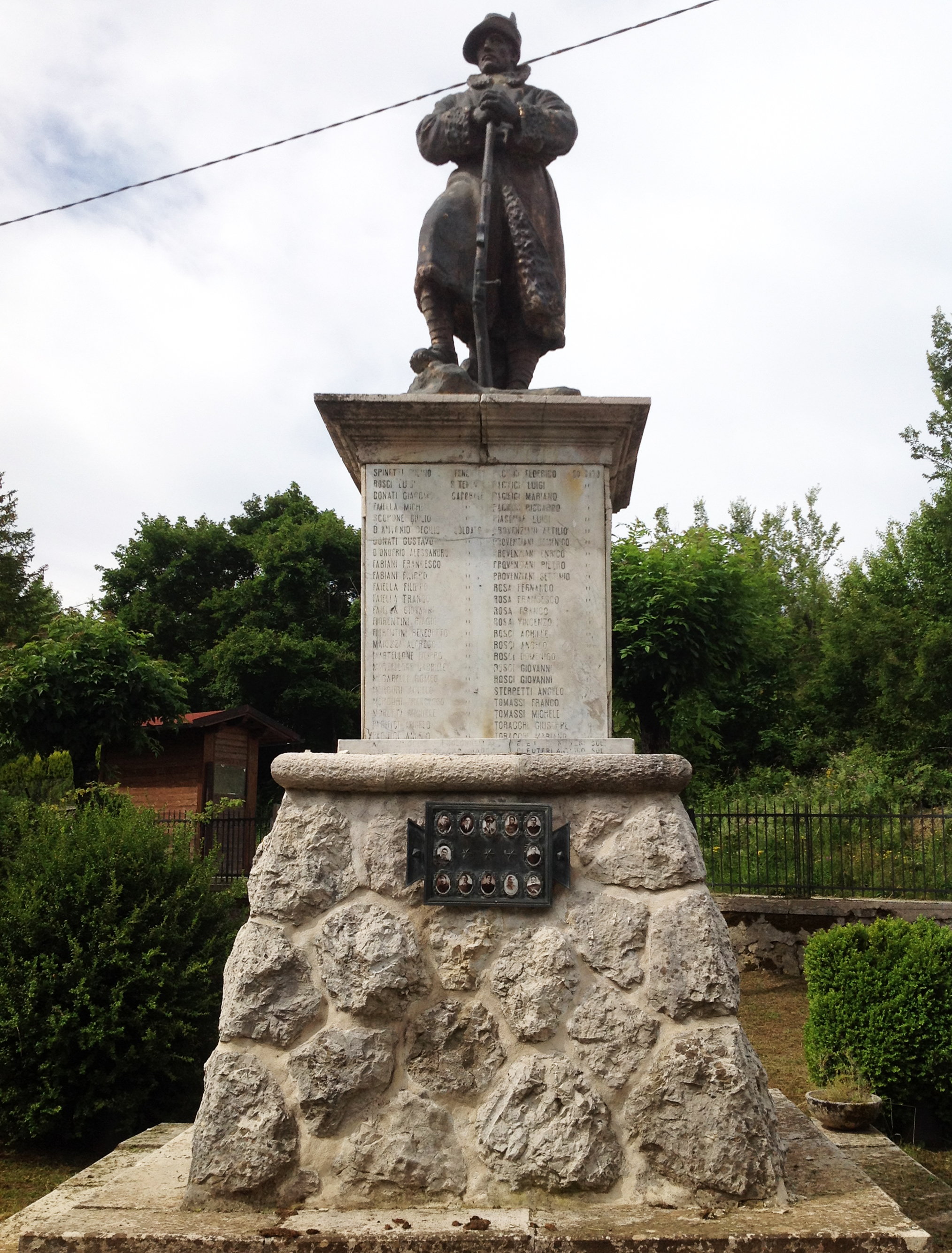 Figura di soldato alpino (monumento ai caduti - a cippo, opera isolata) - ambito abruzzese (seconda metà XX)