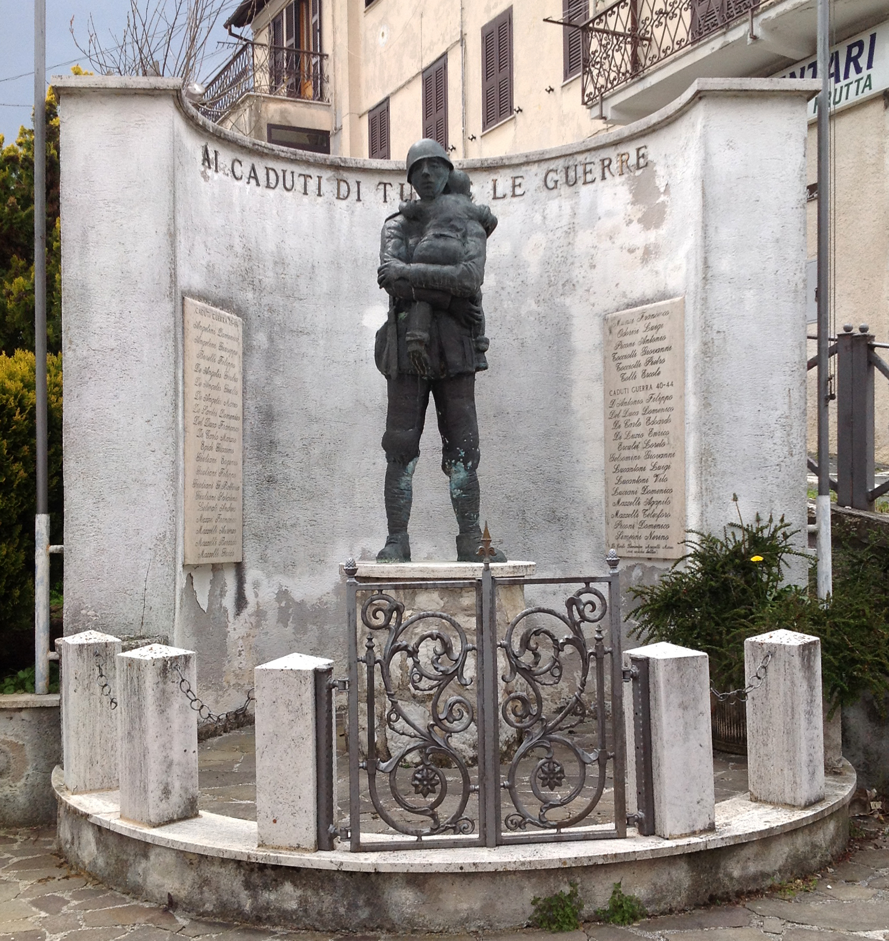 Soldato che protegge un bambino (monumento ai caduti - a cippo) - ambito abruzzese (ultimo quarto XX)