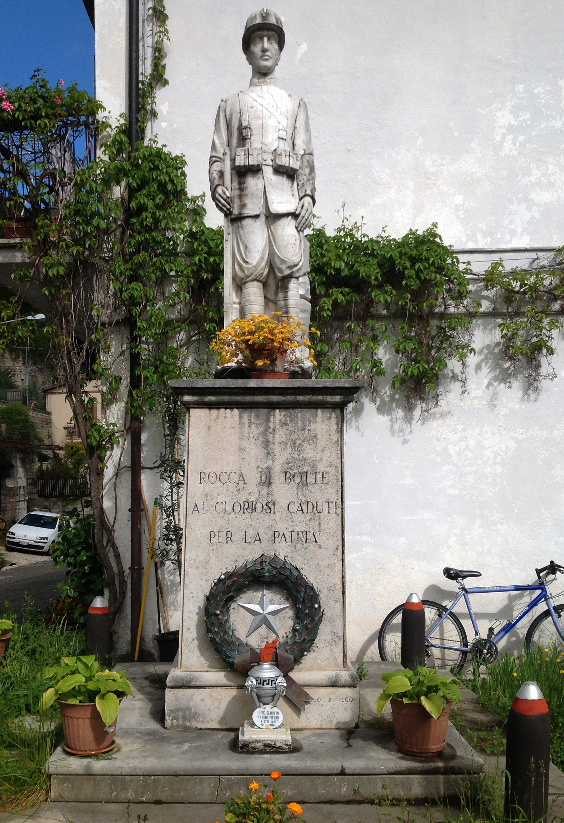 Figura di soldato (monumento ai caduti - a cippo, opera isolata) - ambito abruzzese (terzo quarto XX)
