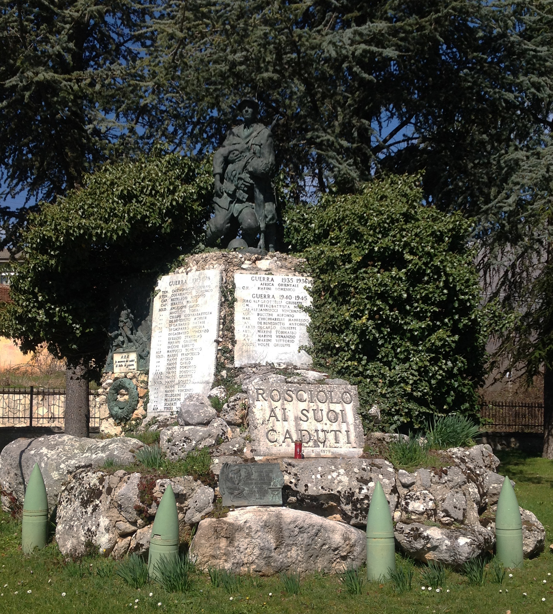 Allegoria della morte del soldato (monumento ai caduti - a montagna figurata) - ambito abruzzese (ultimo quarto XX)