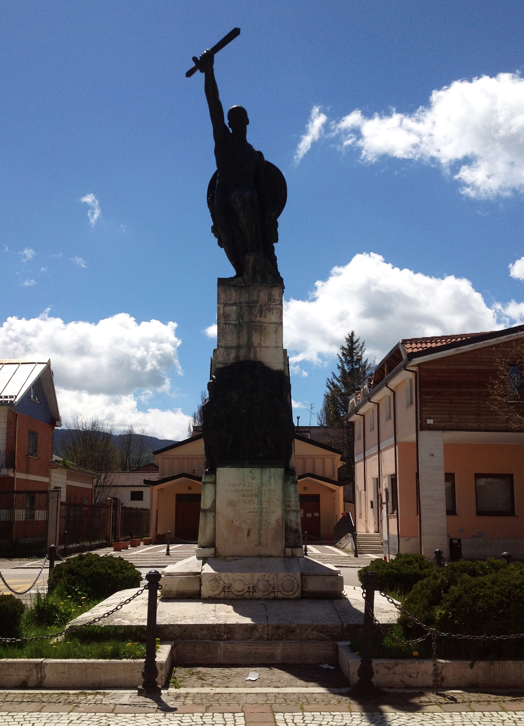 Figura di soldato in combattimento (monumento ai caduti - a pilo, opera isolata) - ambito abruzzese (primo quarto, terzo quarto XX, XX)