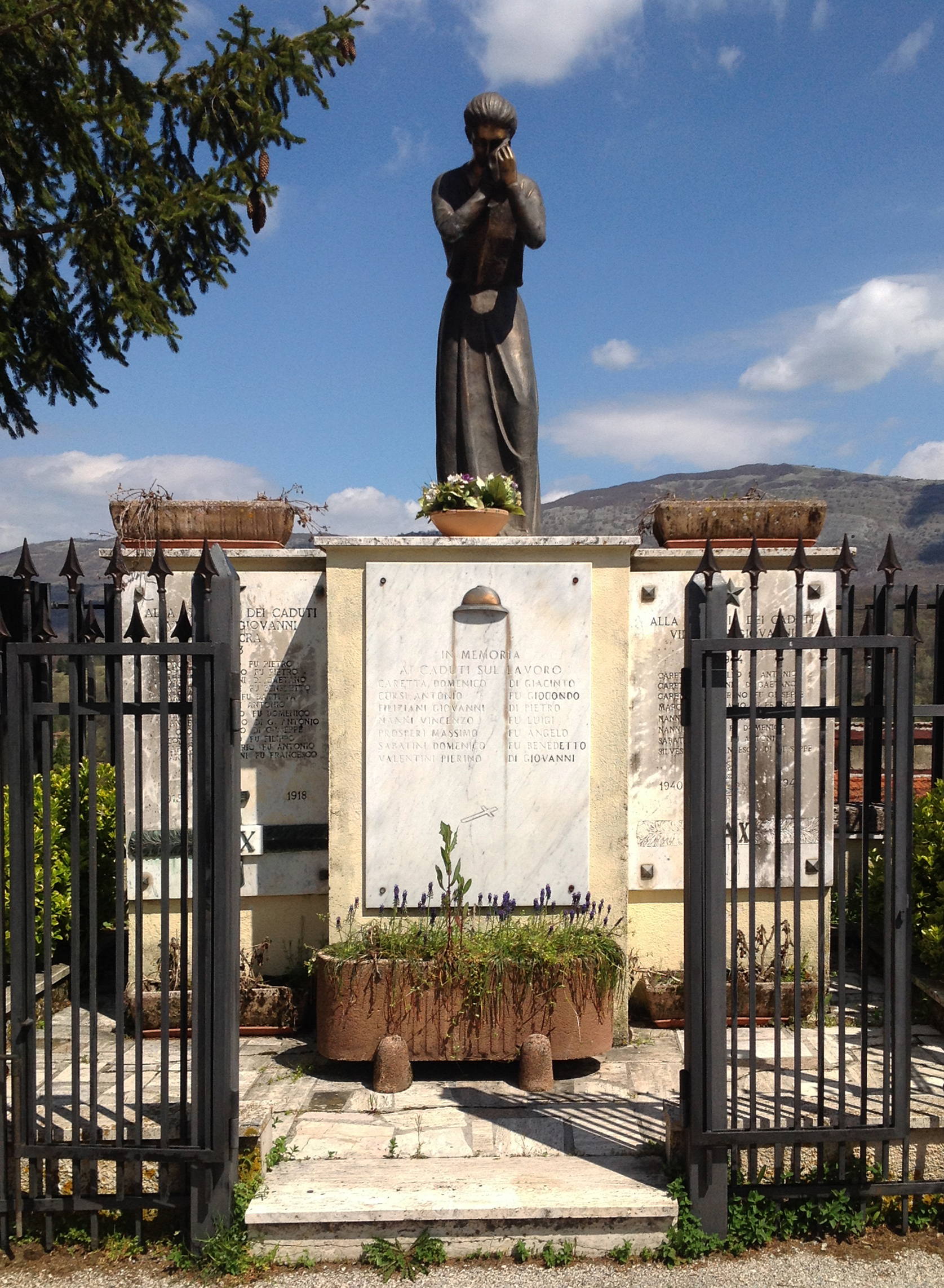 Madre o vedova (monumento ai caduti) - ambito abruzzese (fine/ inizio, primo quarto, secondo quarto XX/XXI, XX, XX)