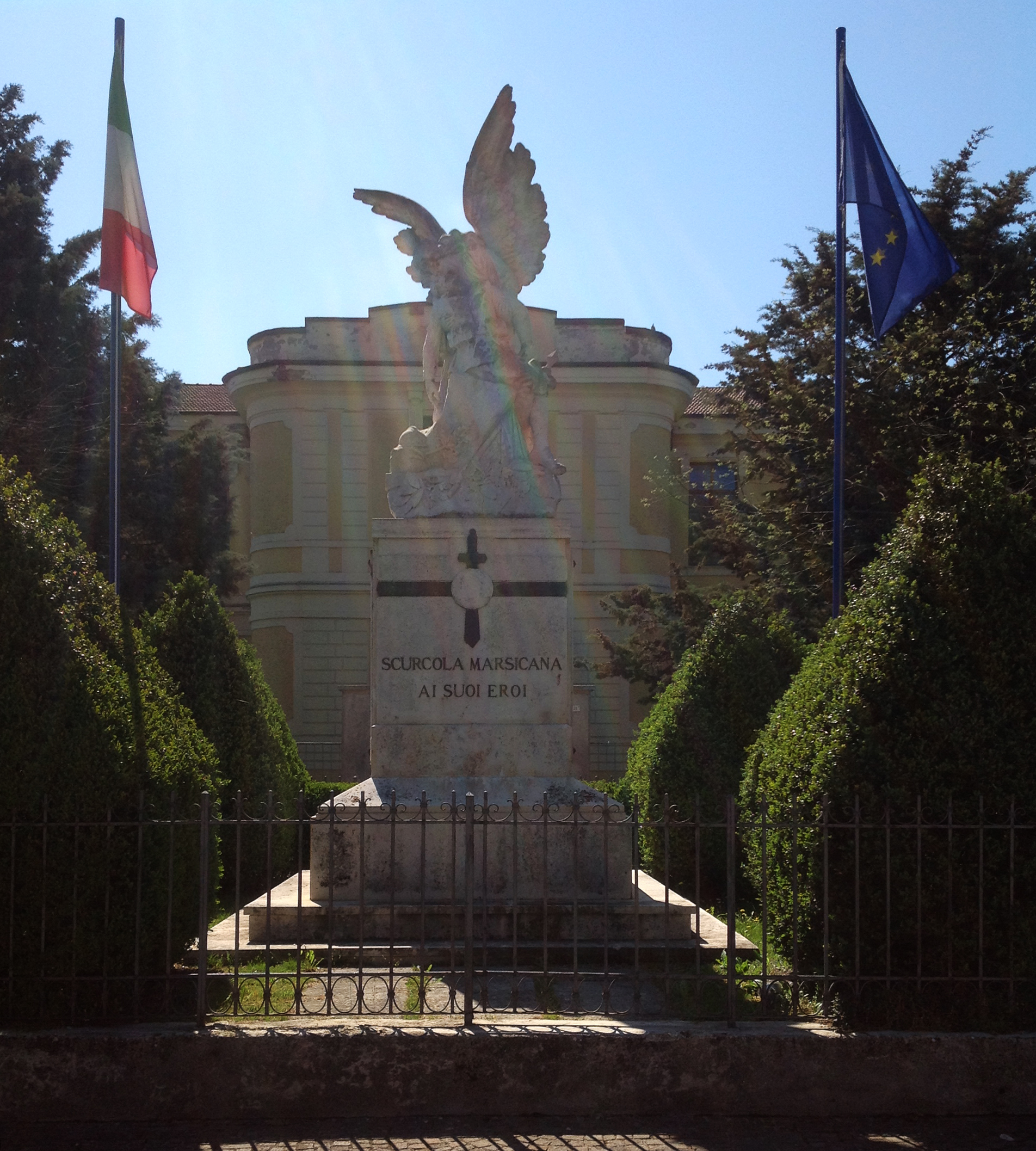 Allegoria della Vittoria che bacia un soldato morente (monumento ai caduti - a cippo, opera isolata) - ambito abruzzese (primo quarto XX)