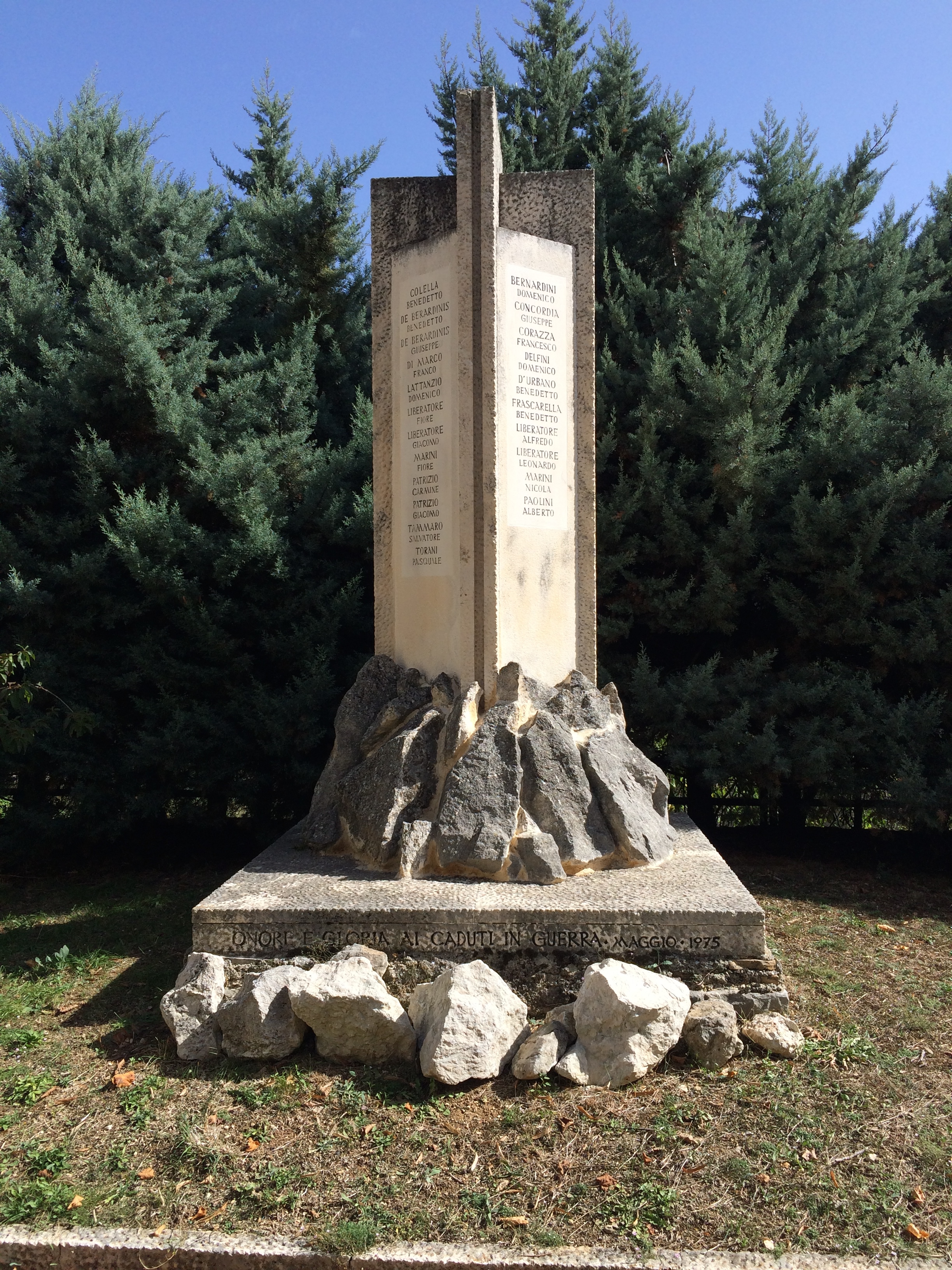 monumento ai caduti - a stele - ambito abruzzese (seconda metà XX sec)