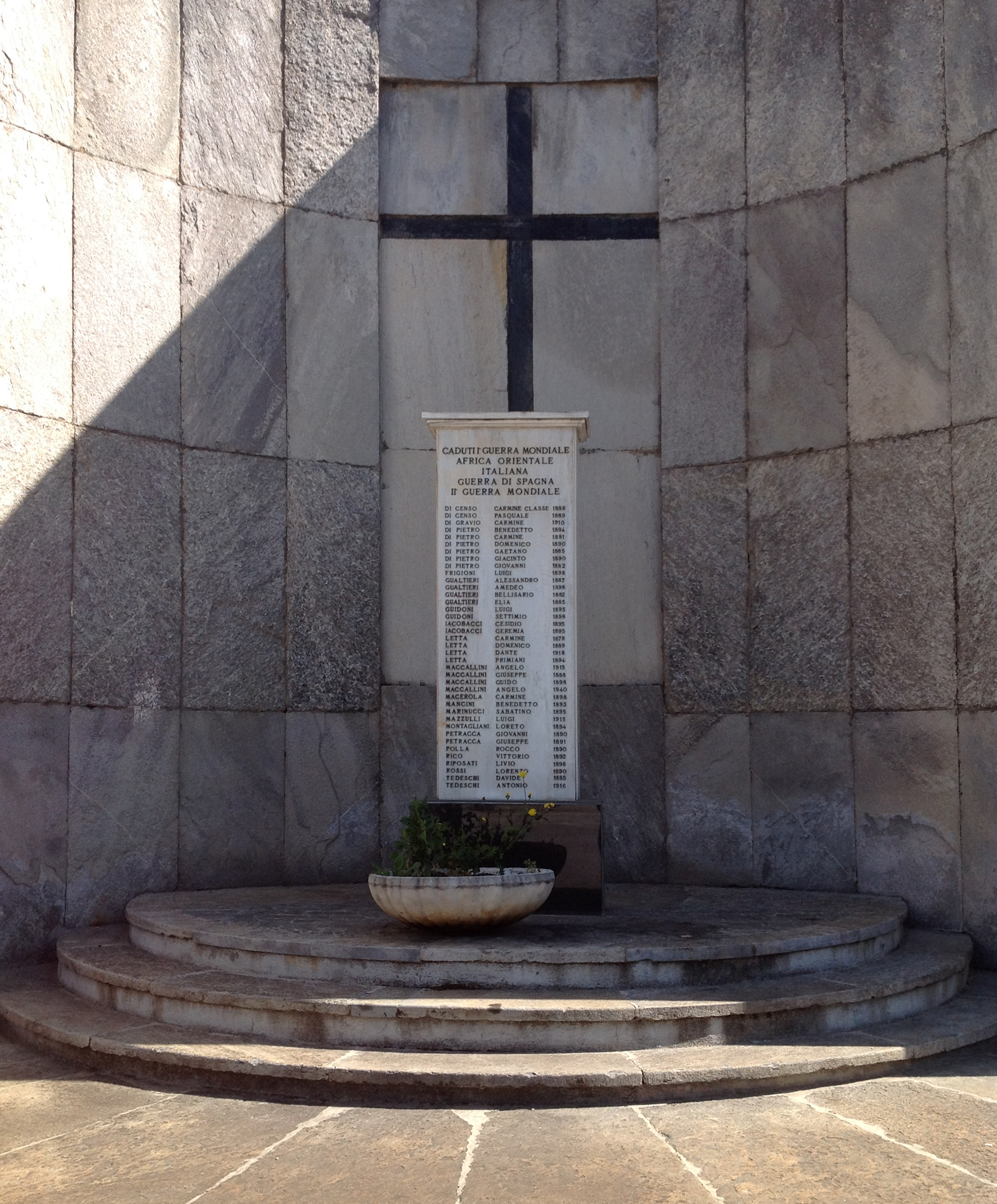 monumento ai caduti - ad emiciclo, elemento d'insieme - ambito Italia nord-orientale (secondo quarto XX)