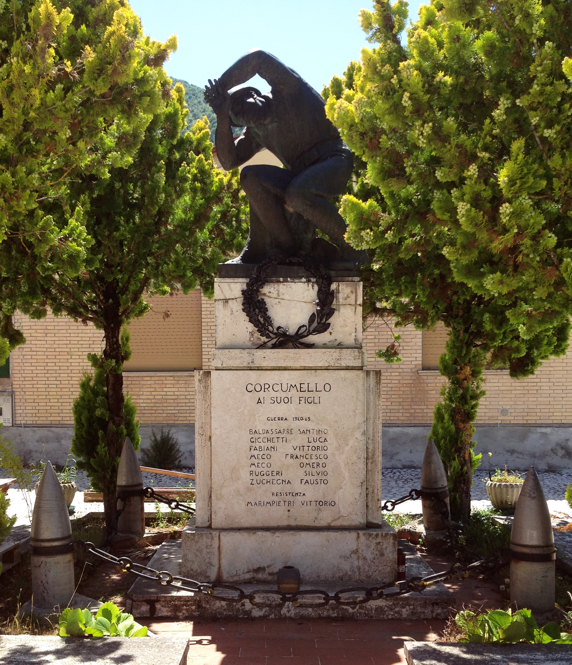 Soldato in combattimento (monumento ai caduti - a cippo, opera isolata) di PONZI DOMENICO (metà XX)