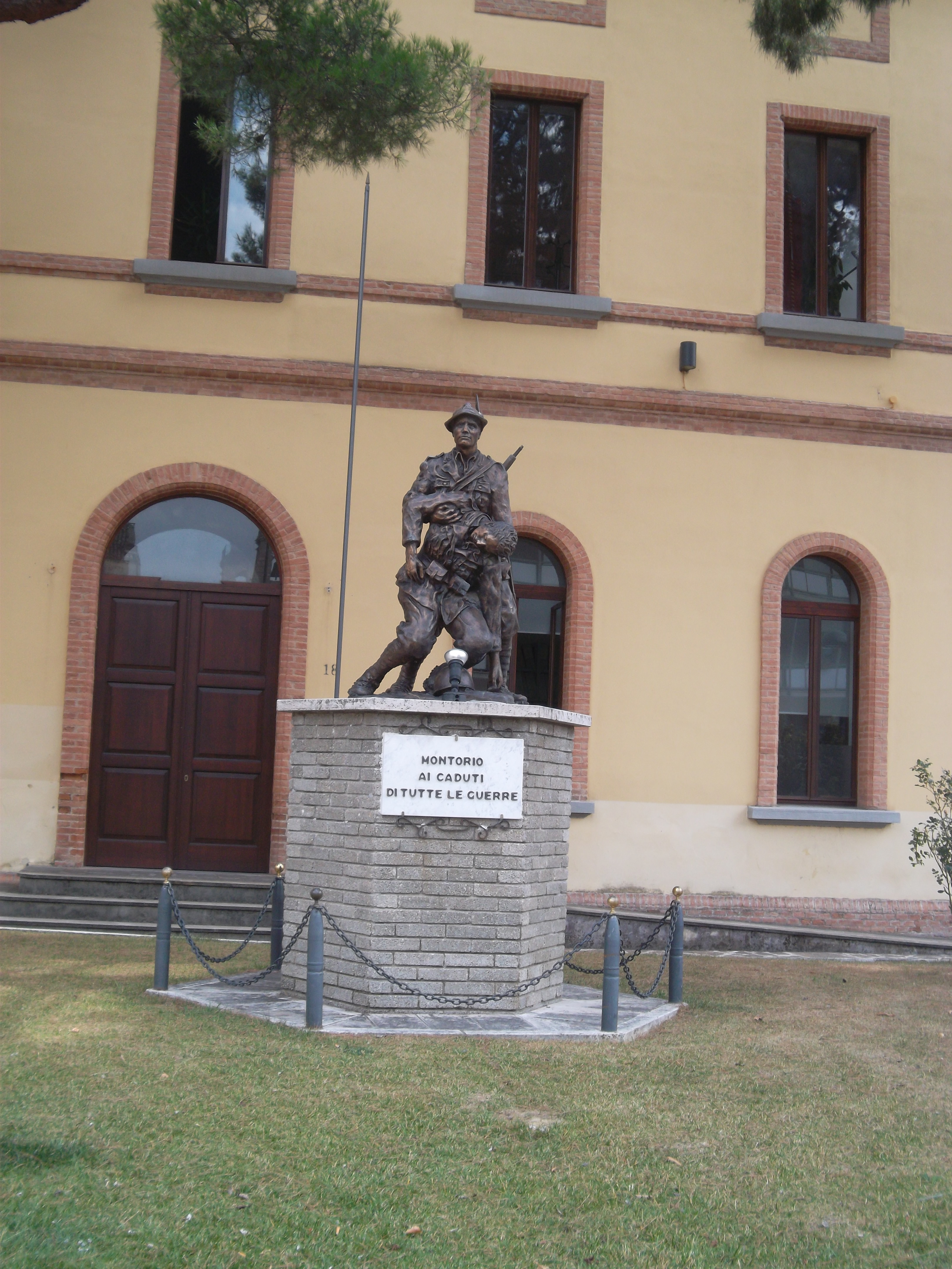 Allegoria della morte del soldato; Figura del soldato:alpino (monumento ai caduti - a cippo) - ambito abruzzese (ultimo quarto XX)