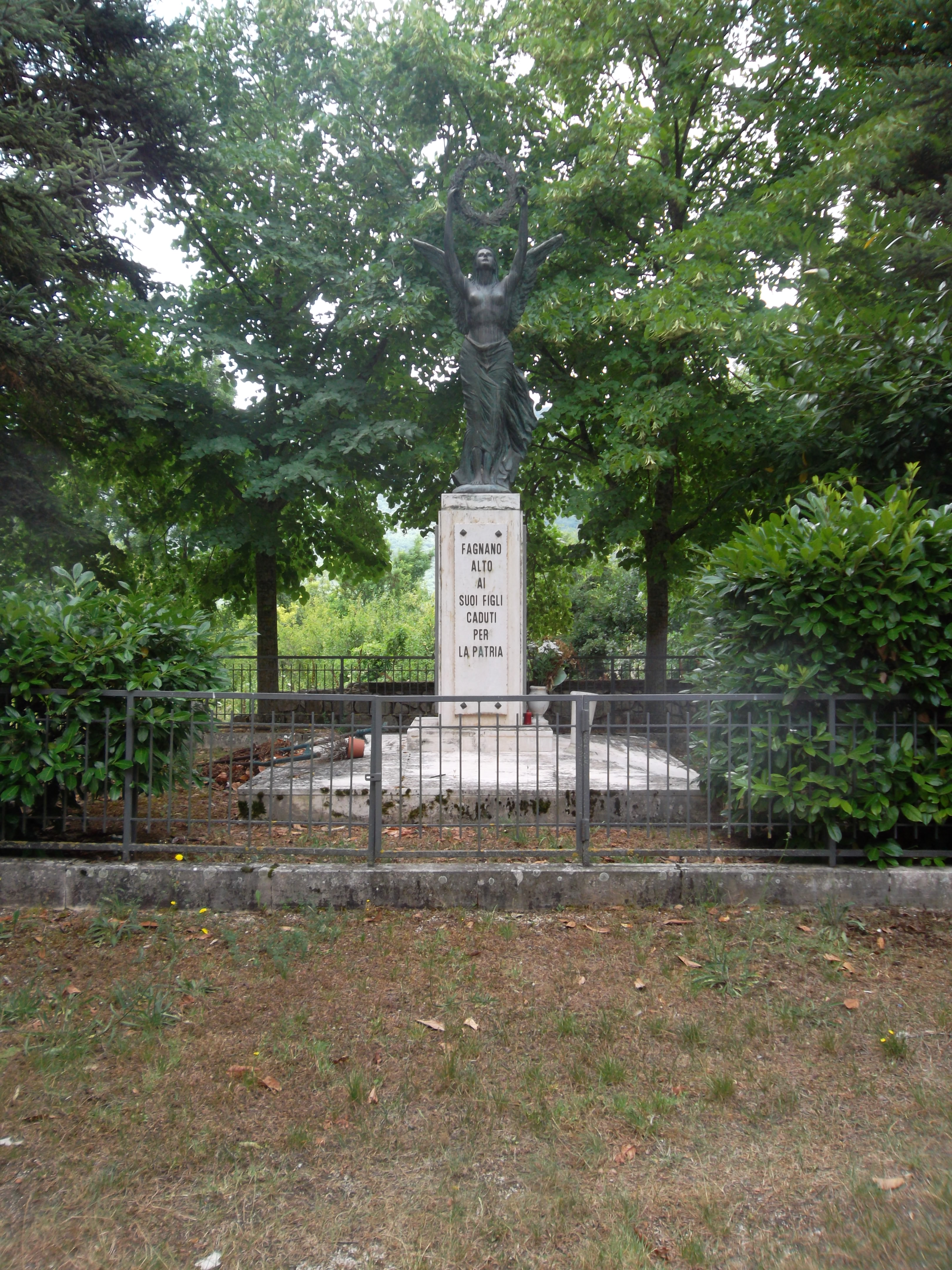 Allegoria della Vittoria come donna vestita all'antica (monumento ai caduti - a cippo) - ambito abruzzese (seconda metà XX)