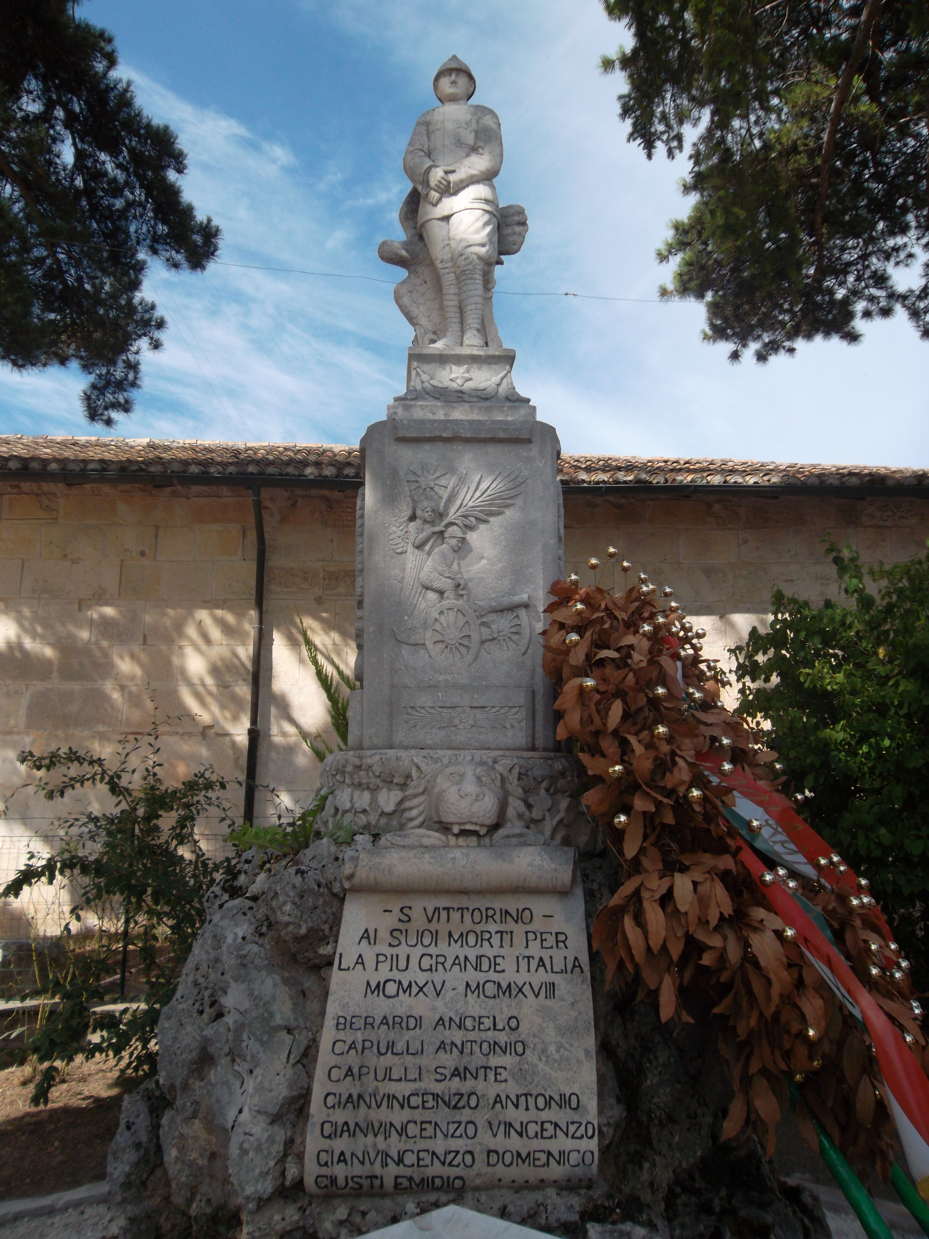 Allegoria della Vittoria che preimia un soldato/figura di soldato: fante/Allegoria della Vittoria come aquila (monumento ai caduti - a cippo) - ambito abruzzese (primo quarto XX)