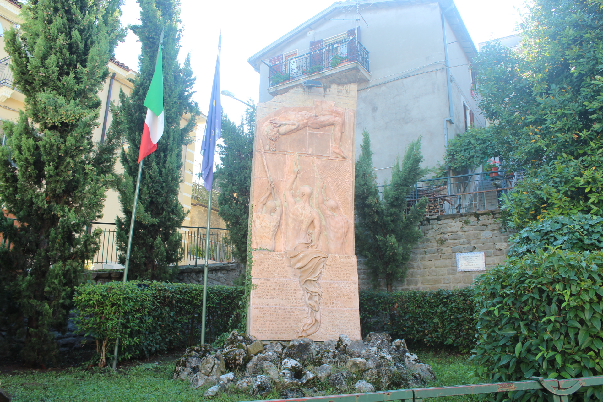 allegoria del sacrificio del soldato per la Patria (monumento ai caduti - a stele) di Dario Corda (attribuito) (seconda metà XX)