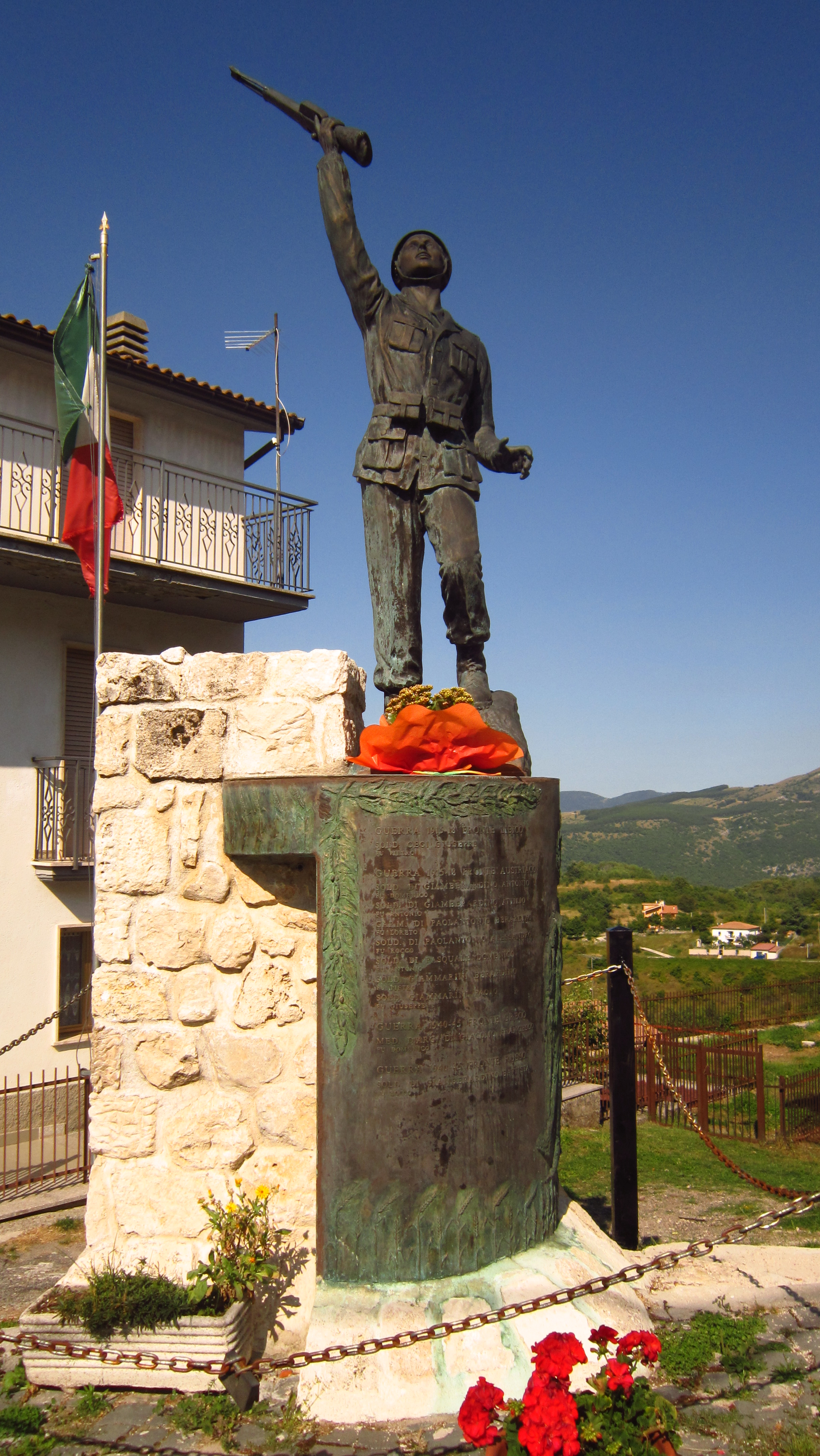 Soldato che porta in alto il fucile (monumento ai caduti - a pilo) - ambito abruzzese (seconda metà XX)