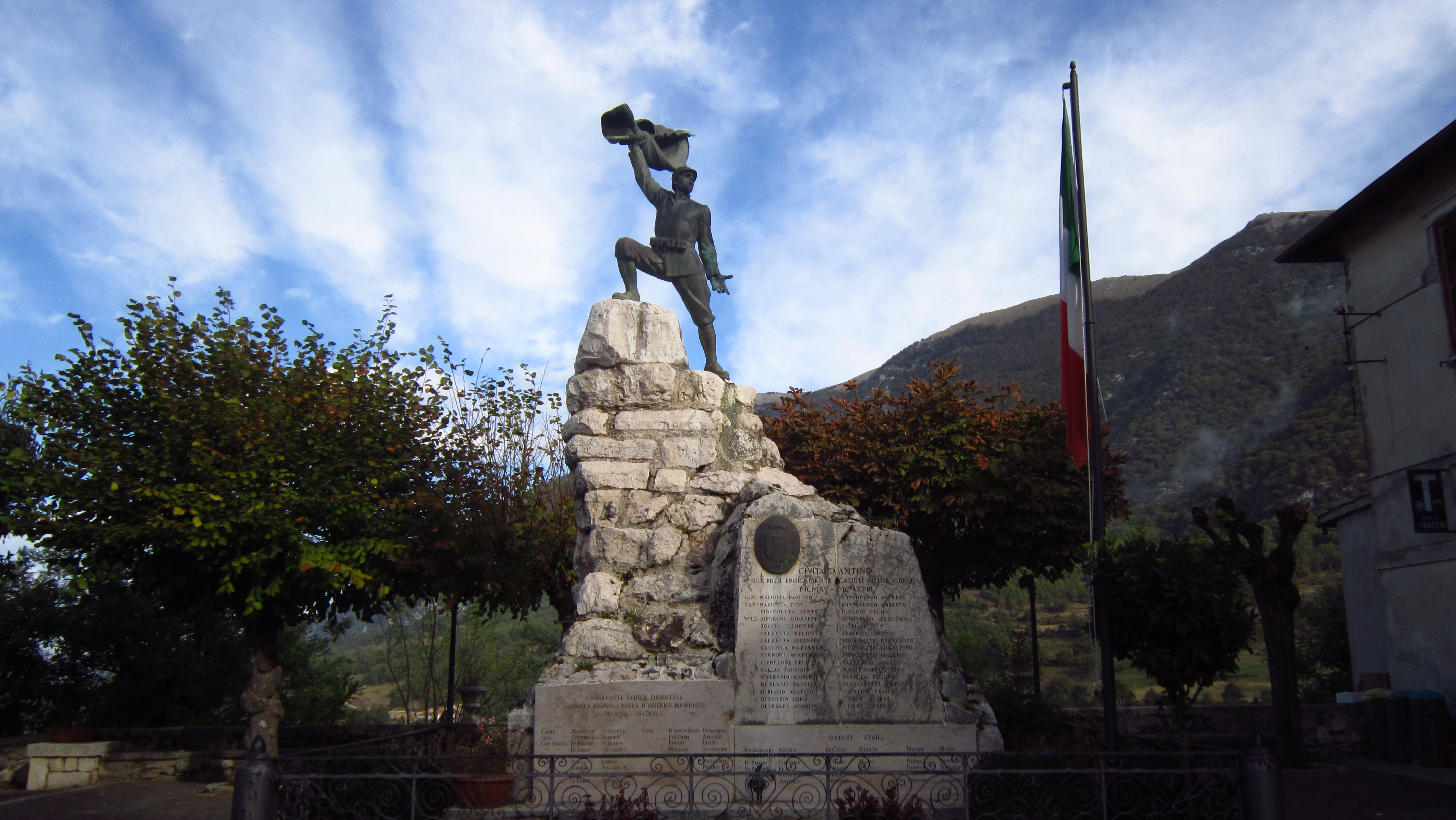 Soldato che porta la bandiera (monumento ai caduti - a montagna figurata) - ambito abruzzese (XX, XX)