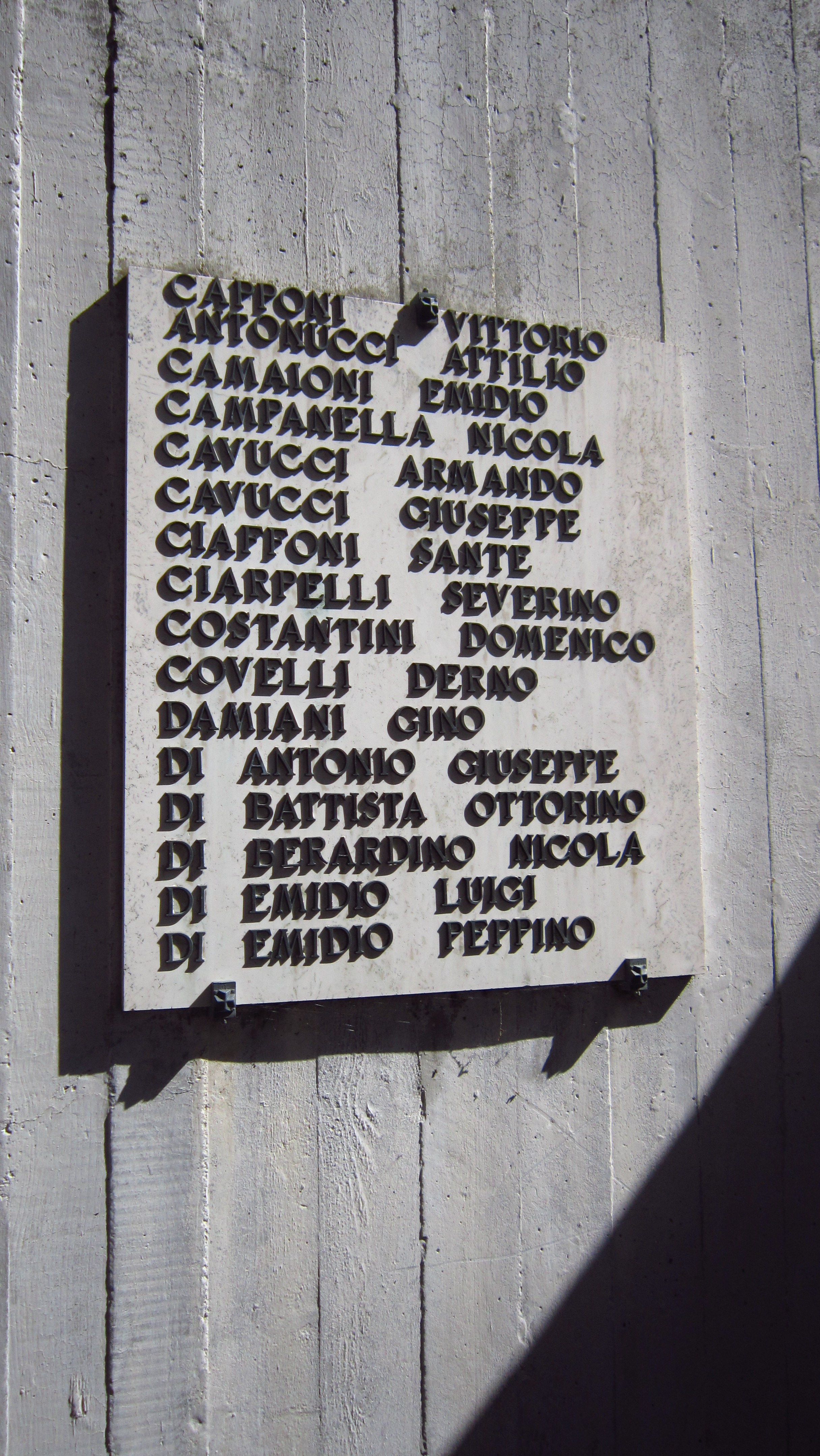 monumento ai caduti - ad emiciclo, complesso decorativo - ambito abruzzese (XX)