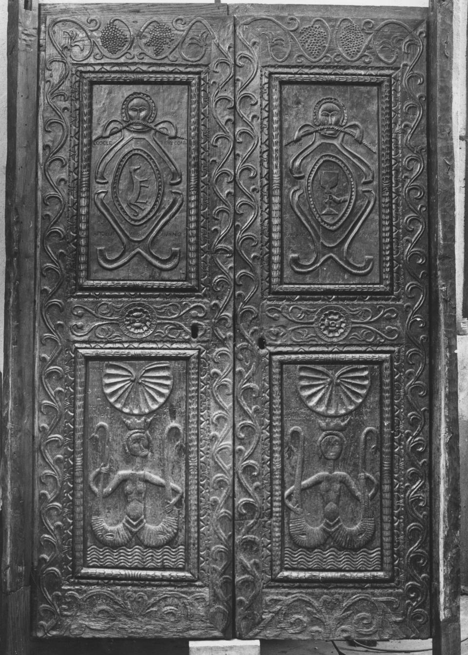 Portale con stemma di Picerno e figure (portale maggiore) di Caivano B (attribuito) (inizio sec. XVI)