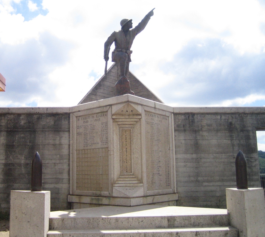Figura di soldato in combattimento (monumento ai caduti - a piramide) di Ciocchetti Giuseppe (attribuito) (secondo quarto XX sec)