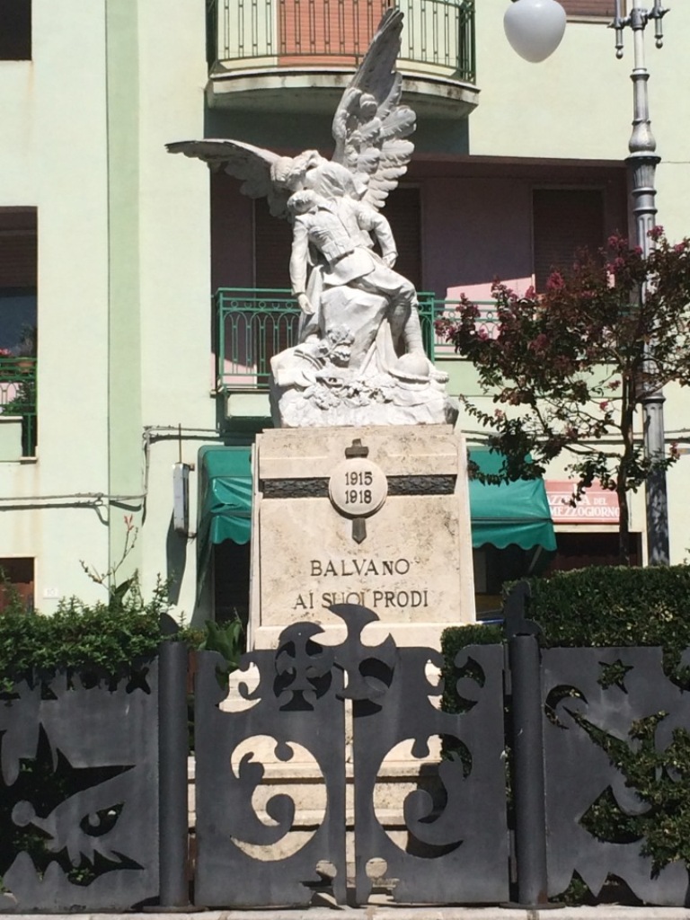 figura di soldato con allegoria della Vittoria (monumento ai caduti - a cippo) di Ciocchetti Giuseppe (attribuito) (primo quarto XX secolo)