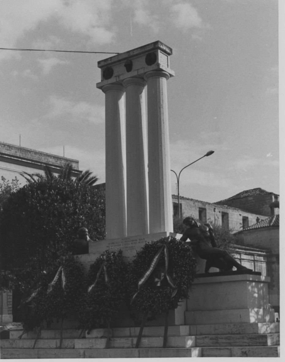 allegoria del soldato come eroe antico (monumento ai caduti - a colonna) di D'AMORE BENEDETTO (attribuito) (secondo quarto XX)