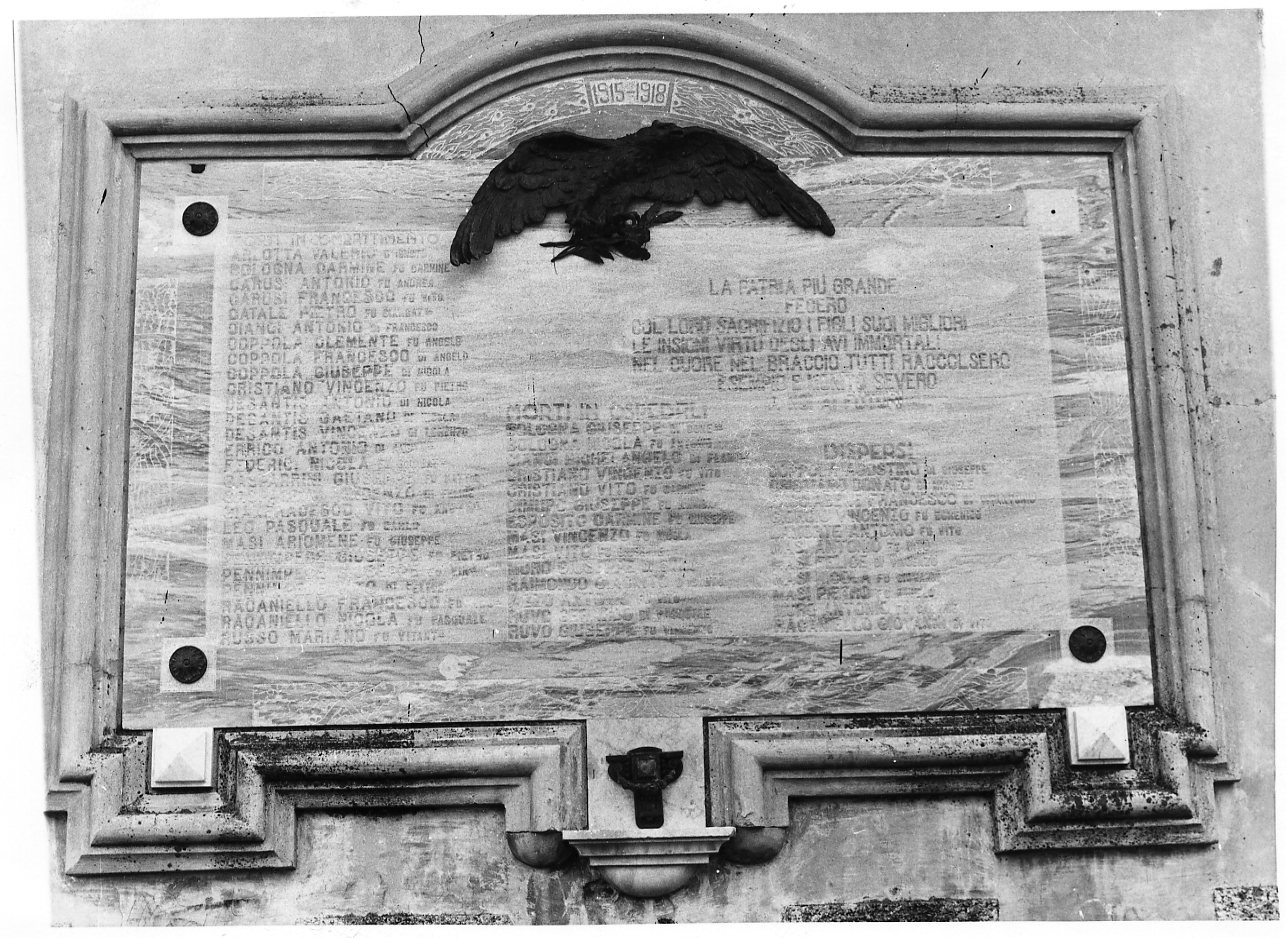 Allegoria della Vittoria come aquila (lapide commemorativa ai caduti) di Ciocchetti Giuseppe (attribuito) (metà XX sec)