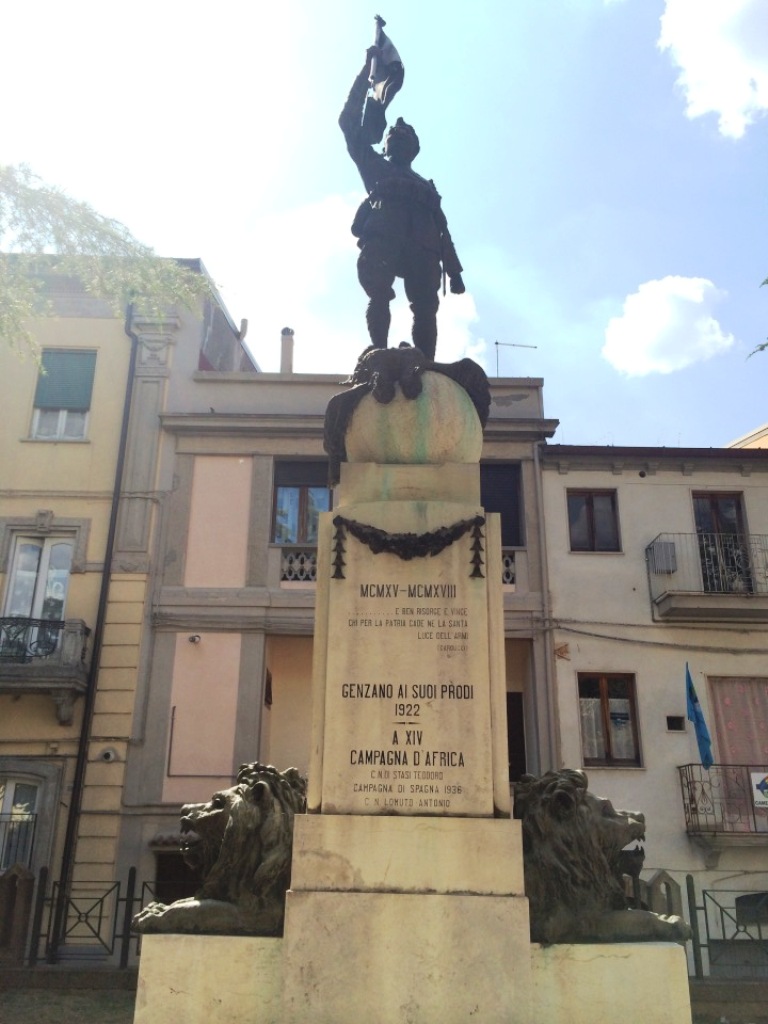 Figura di soldato che porta la bandiera, Allegoria della Vittoria come aquila (monumento ai caduti - a cippo) di De Bellis Vito Antonio (attribuito) (primo quarto XX sec)