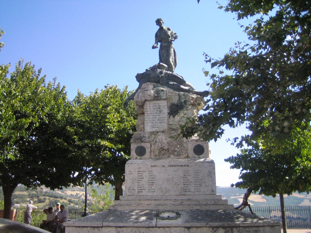 Allegoria della Vittoria che incorona un soldato morente (monumento ai caduti - a montagna figurata) di Tamagnini Torquato (attribuito) (secondo quarto XX sec)