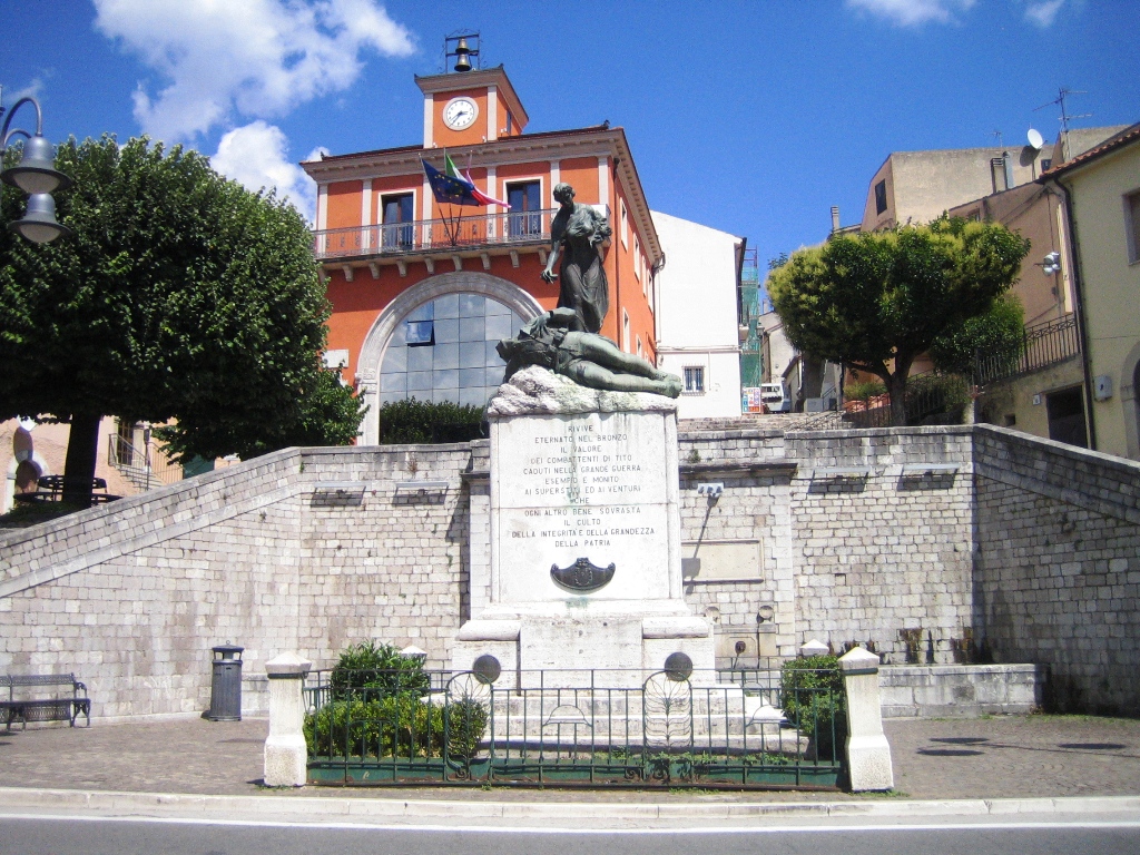 Allegoria della Vittoria che incorona un soldato morente (monumento ai caduti - a cippo) di Tamagnini Torquato (attribuito) (secondo quarto XX sec)