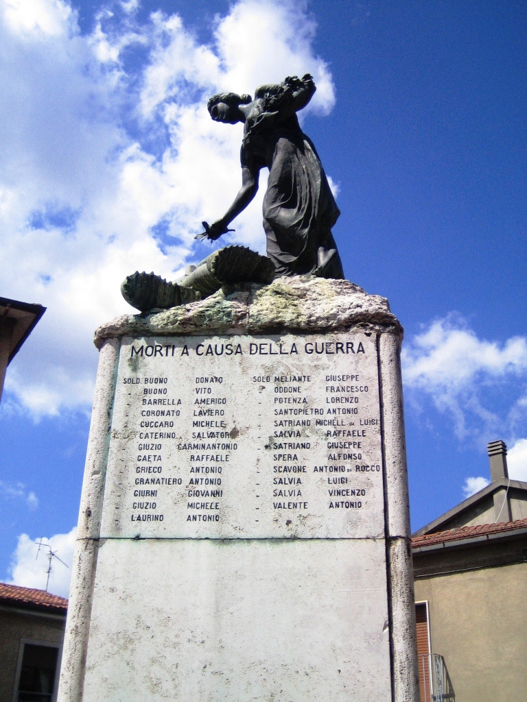 Allegoria della Vittoria che incorona un soldato morente (monumento ai caduti - a cippo) di Tamagnini Torquato (attribuito) (secondo quarto XX sec)