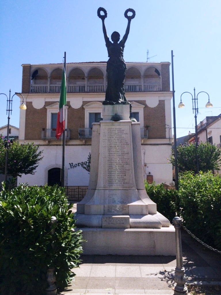 Allegoria della Vittoria come donna vestita all'antica (monumento ai caduti - a cippo) di Luigi Schingo (attribuito) (primo quarto XX sec)