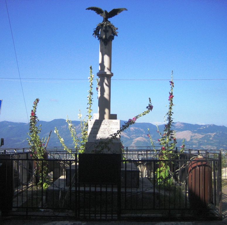 Allegoria della Vittoria come aquila (monumento ai caduti - a colonna) di Ciocchetti Giuseppe (attribuito) (prima metà XX sec)