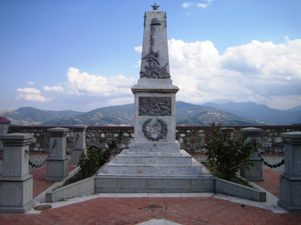 figura di soldato con allegoria della Vittoria, figura di soldato in combattimento (monumento ai caduti - ad obelisco) di Rinaldi Attilio (attribuito) (prima metà XX sec)