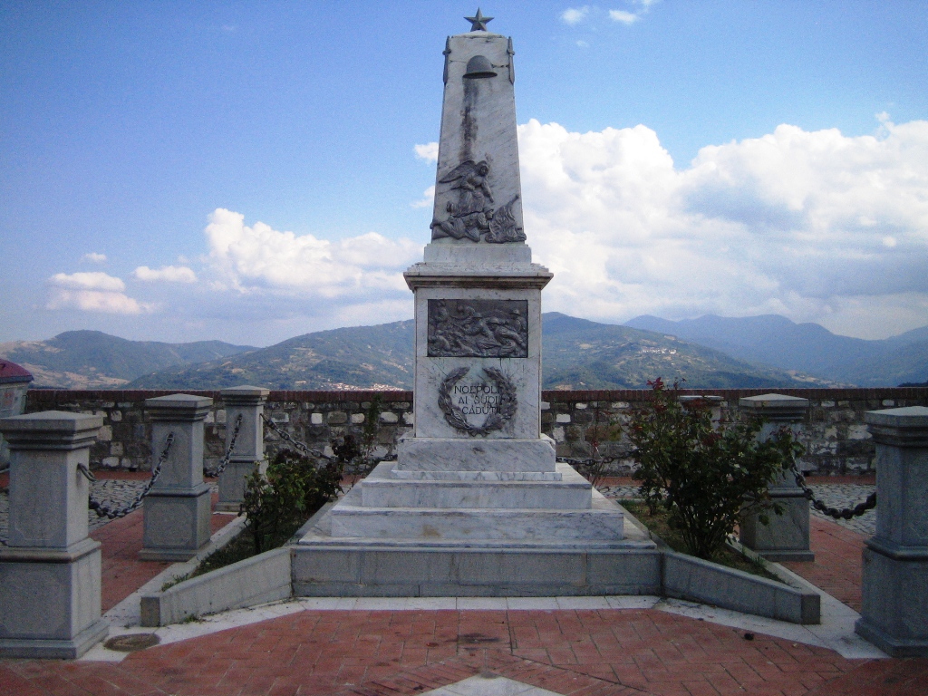 figura di soldato con allegoria della Vittoria, figura di soldato in combattimento (monumento ai caduti - ad obelisco) di Rinaldi Attilio (attribuito) (prima metà XX sec)