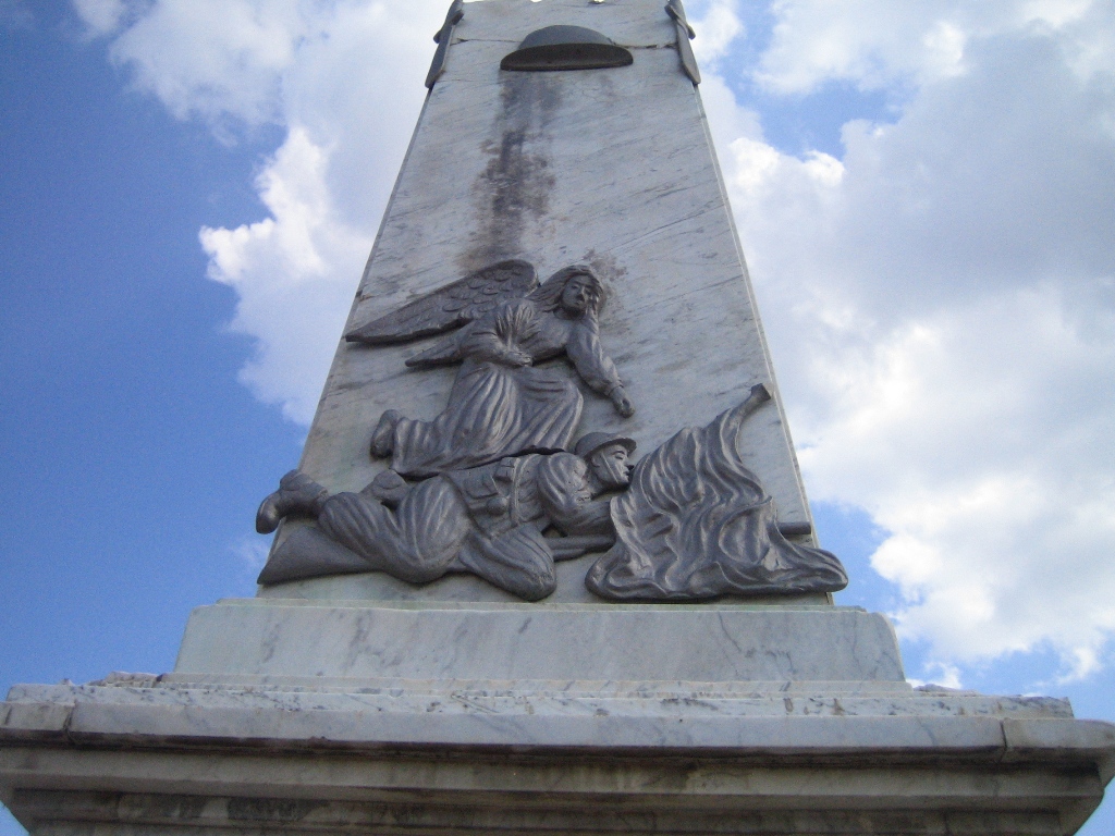 figura di soldato con allegoria della Vittoria, figura di soldato in combattimento (monumento ai caduti - ad obelisco) di Rinaldi Attilio (attribuito) (prima metà XX sec) <br>Condizioni d'uso: <a class='link-esterno' href='https://docs.italia.it/italia/icdp/icdp-pnd-circolazione-riuso-docs/it/v1.0-giugno-2022/testo-etichetta-BCS.html' target='_bcs'>Beni Culturali Standard (BCS)</a>