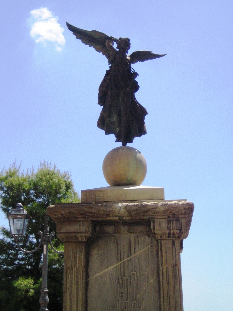 allegoria della Vittoria come donna vestita all'antica (monumento ai caduti - a cippo) di Montagna Giuseppe (attribuito) (primo quarto XX sec)