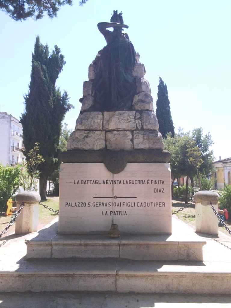 allegoria della Patria (monumento ai caduti - a montagna figurata) di Marino Raffaele (attribuito) (primo quarto XX sec)