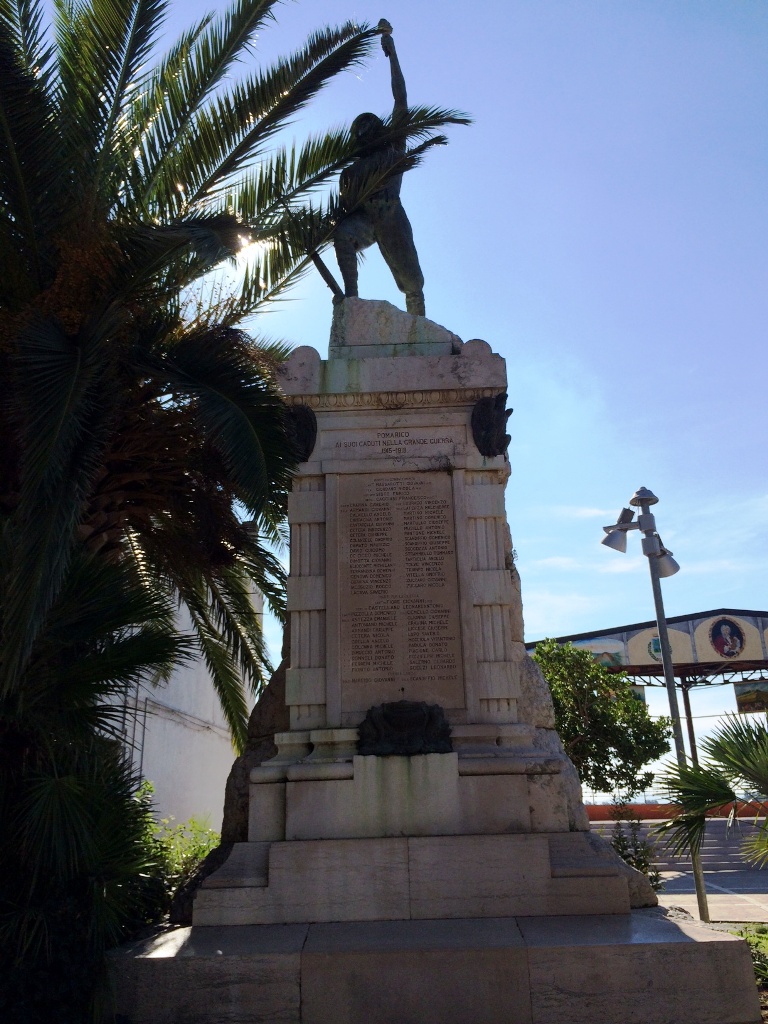 figura di soldato in combattimento (monumento ai caduti - ad ara) di Sannino Ettore (attribuito) (primo quarto XX sec)