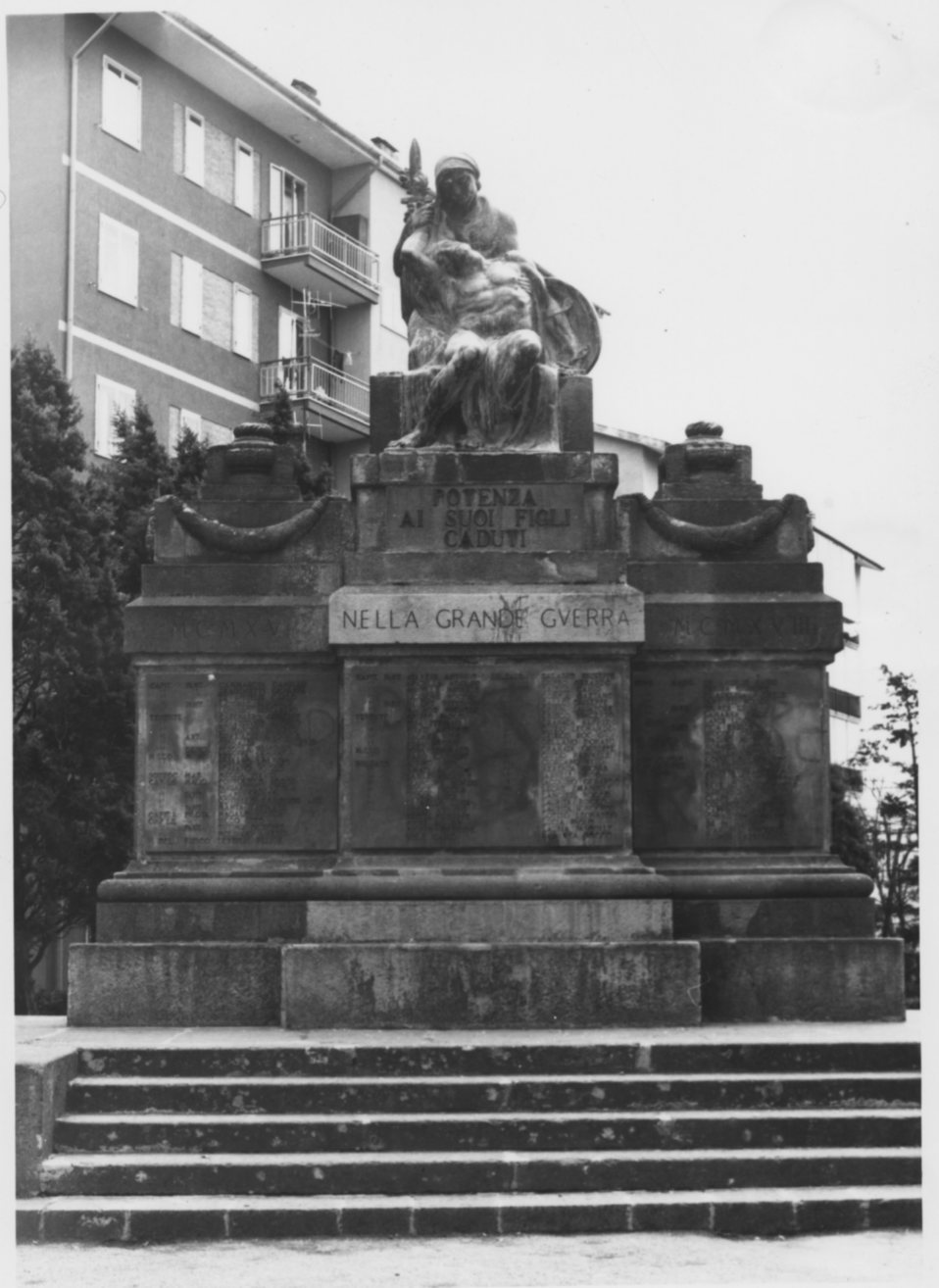 figura di soldato con allegoria della Vittoria (monumento ai caduti - ad ara) di Garbati Giuseppe (attribuito) (primo quarto XX sec)