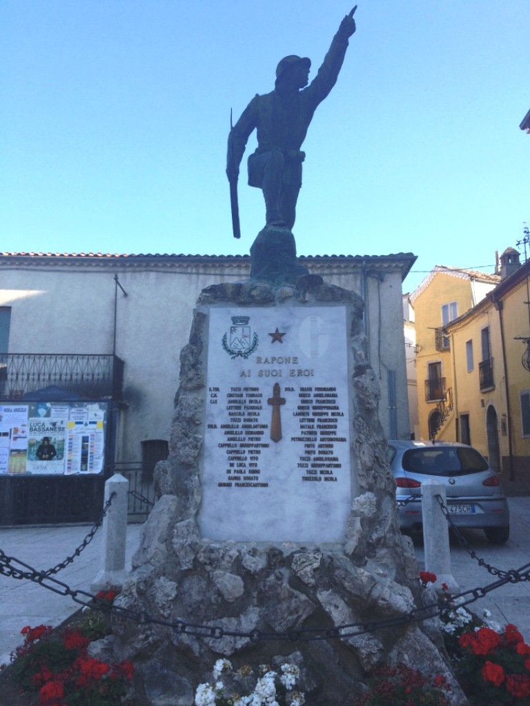 figura di soldato in combattimento (monumento ai caduti - a montagna figurata) di Ciocchetti Giuseppe (attribuito) (prima metà XX sec)