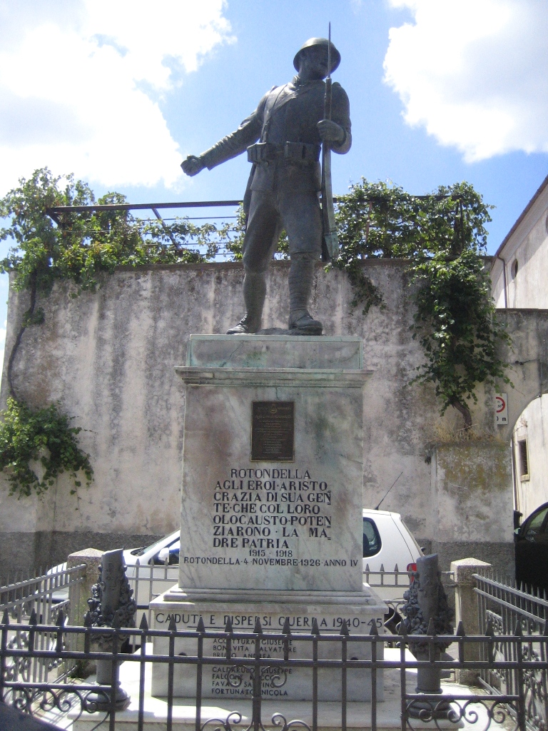 figura di soldato in combattimento (monumento ai caduti - a cippo) di Ciocchetti Giuseppe (attribuito) (secondo quarto XX sec)